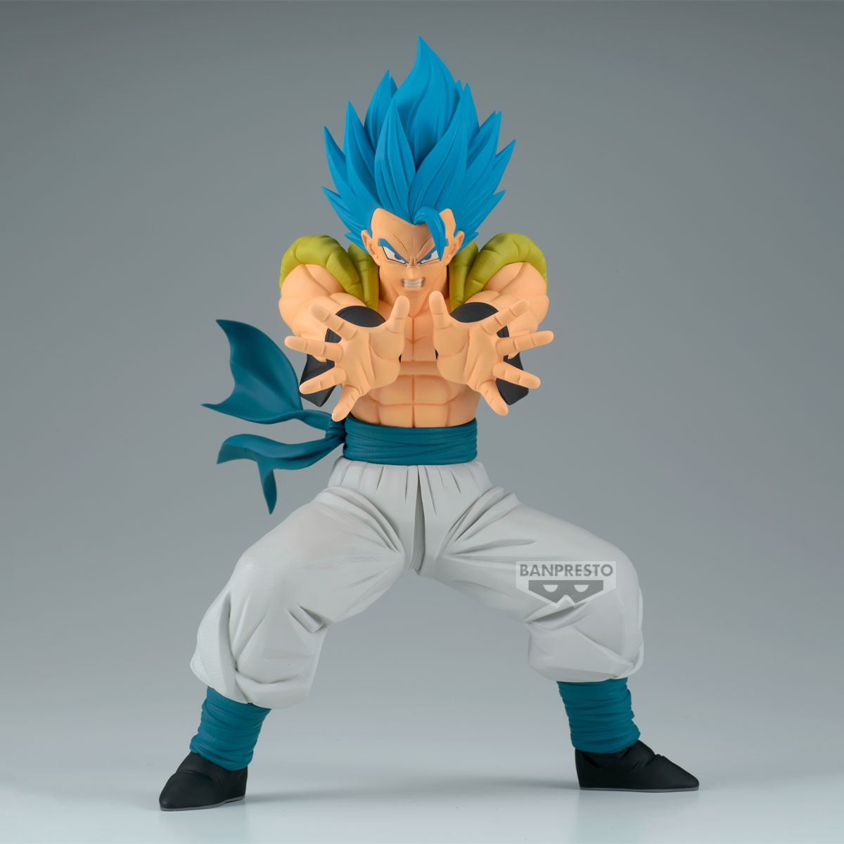 Una figura de pelo azul en pose de lucha, con pantalones blancos y hombreras verdes.