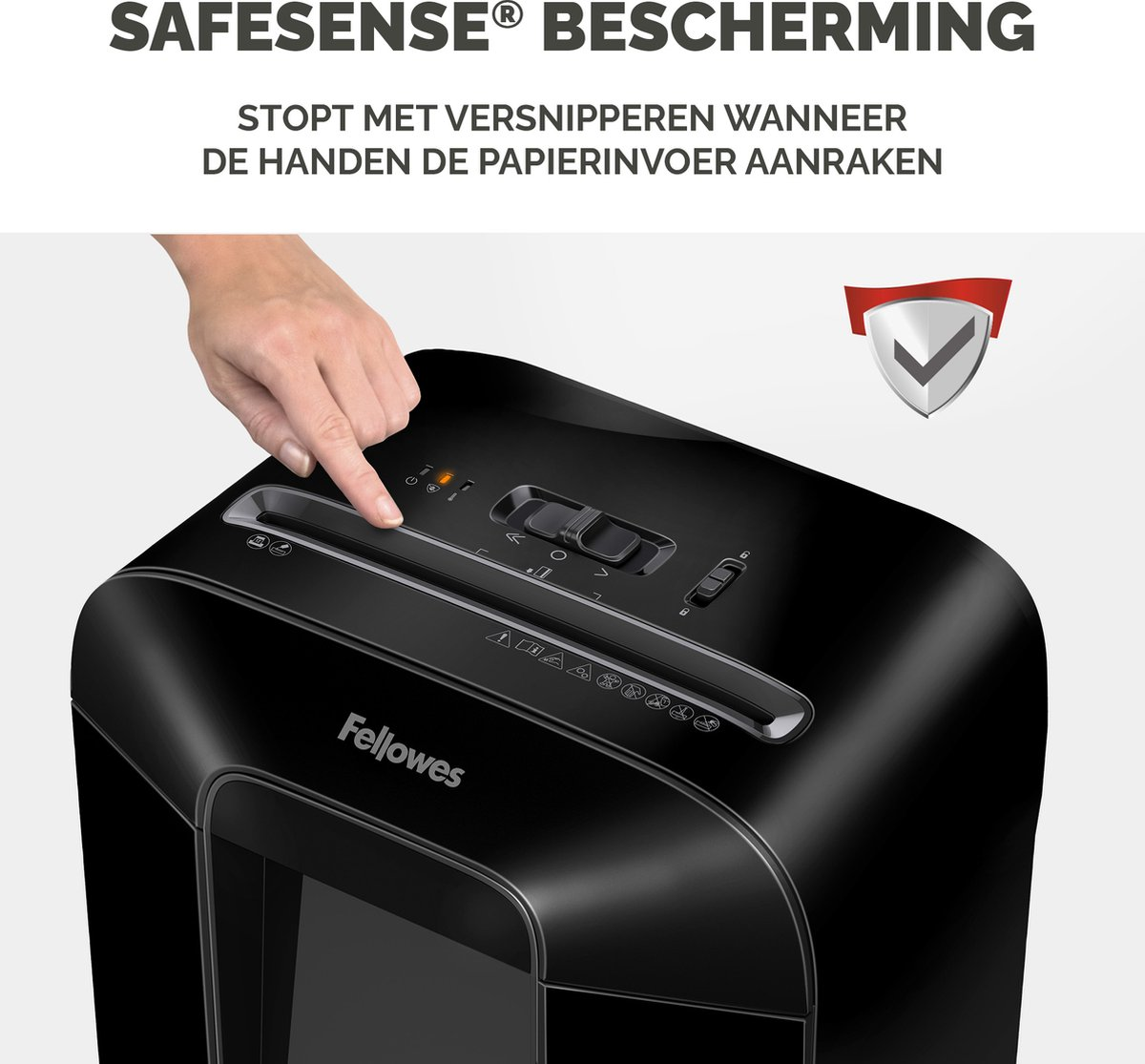 Un dedo toca la entrada de papel de una trituradora Fellowes negra.