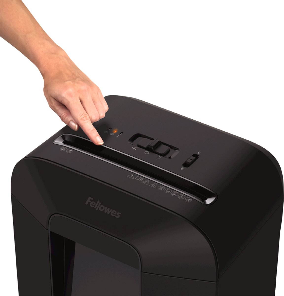 Una mano presiona el botón de una trituradora de papel Fellowes negra.