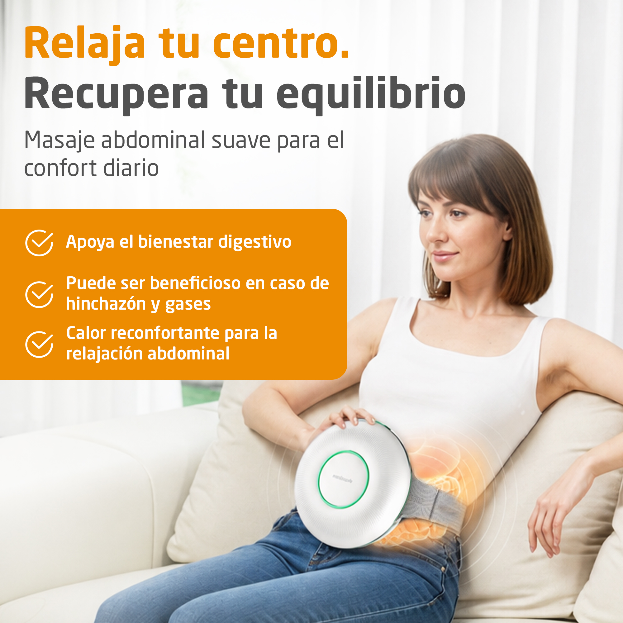Una mujer sentada en un sofá con un dispositivo de masaje abdominal.