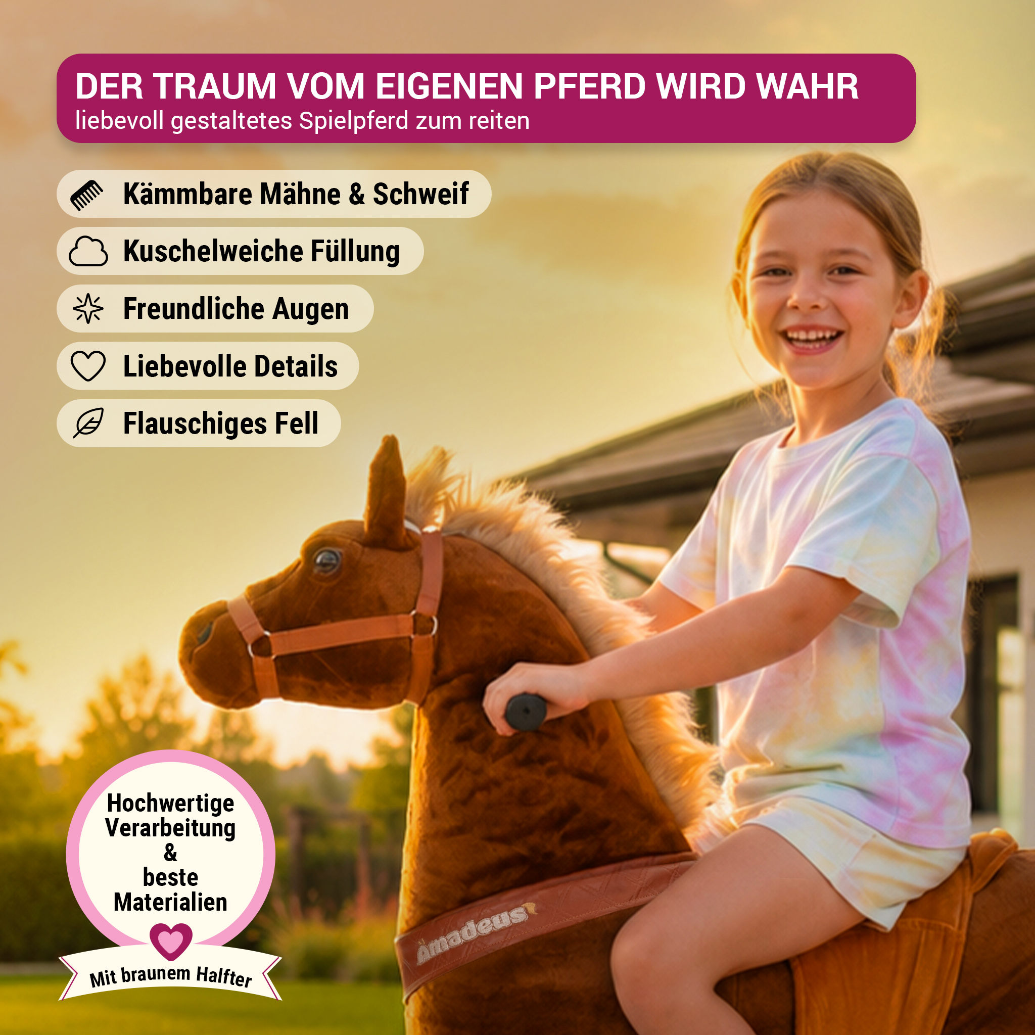 Ein Mädchen reitet auf einem braunen Plüschpferd im Freien bei Sonnenuntergang.