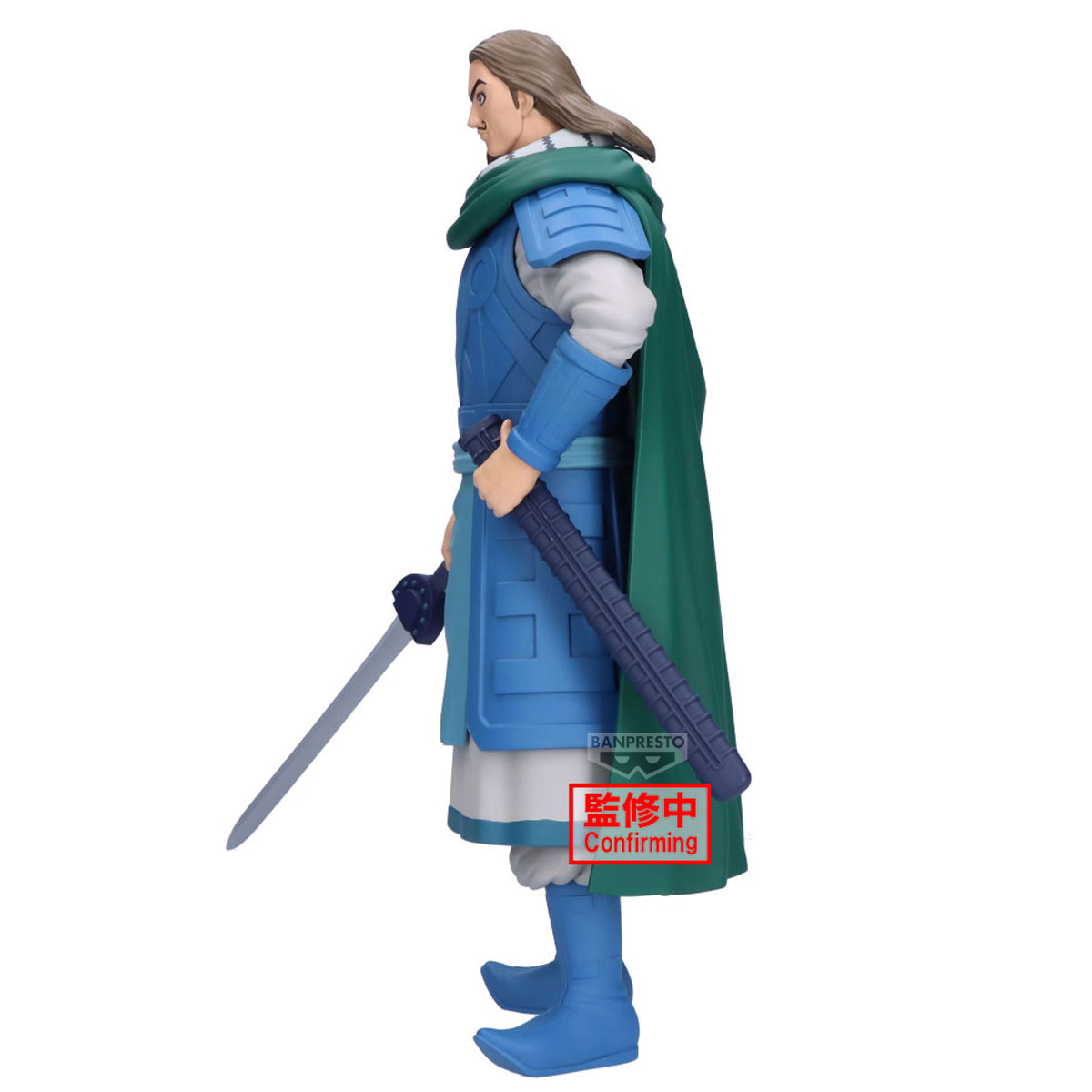 Una figura de anime masculina con armadura azul, capa verde, sosteniendo espada y vaina.
