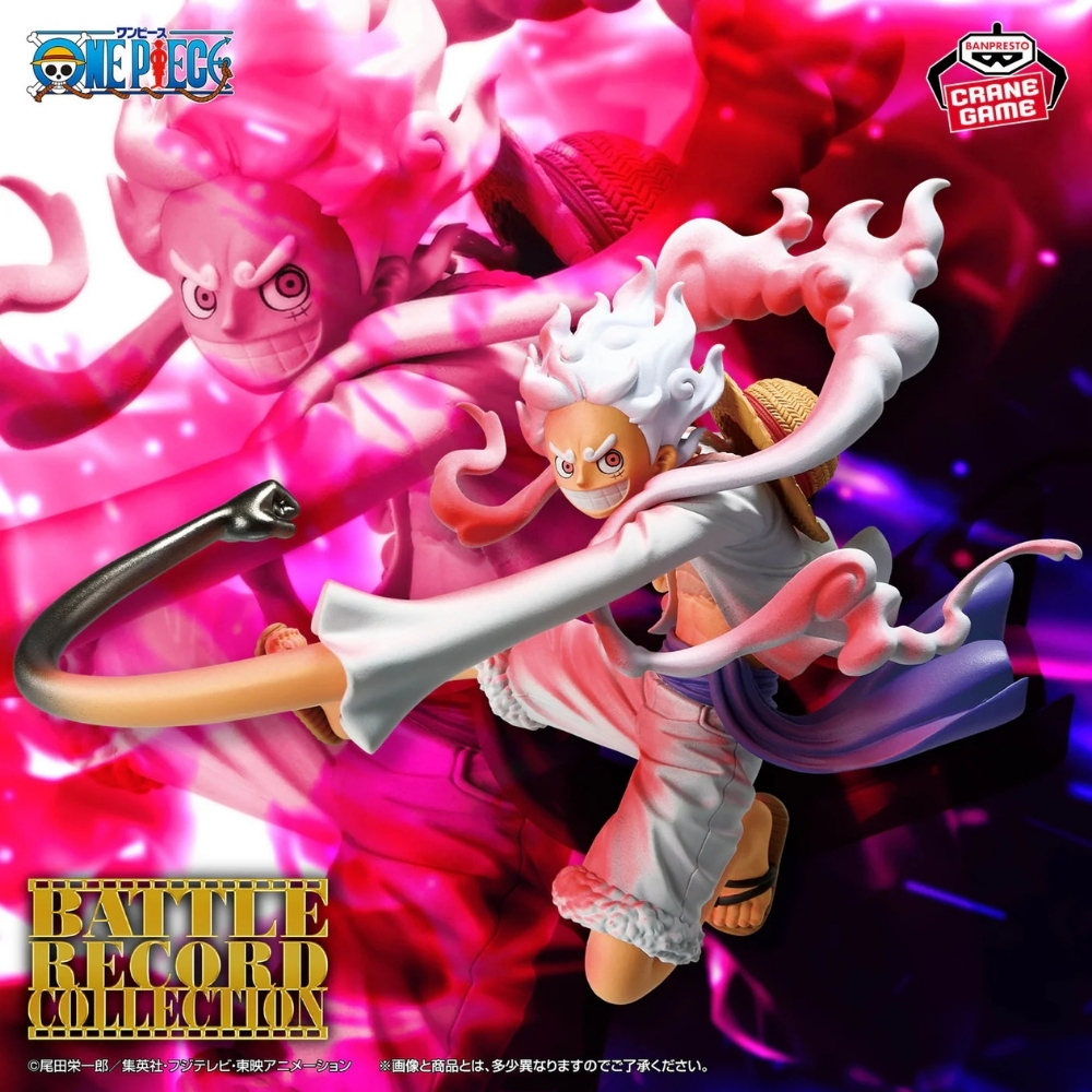 Una figura de Ruffy en su forma Gear 5 con cabello blanco y cara sonriente.