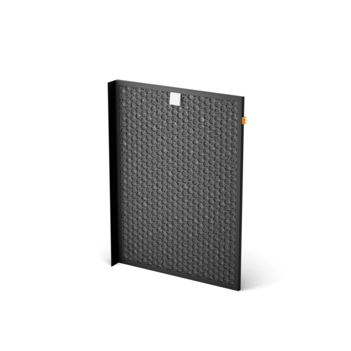 Un filtro de aire rectangular oscuro con estructura de panal y pestaña blanca.