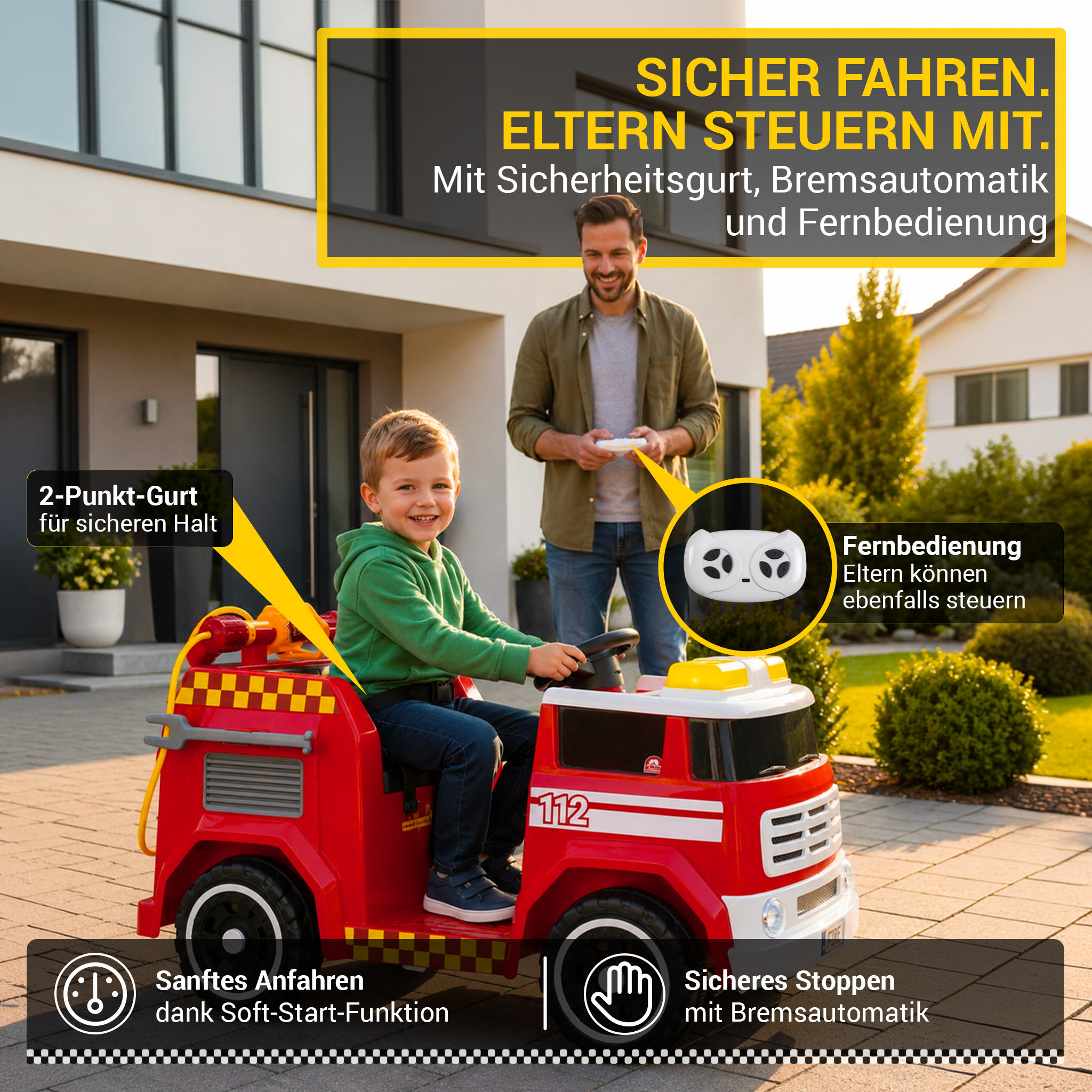 Ein Junge fährt ein rotes Spielzeugfeuerwehrauto, ein Mann hält eine Fernbedienung.