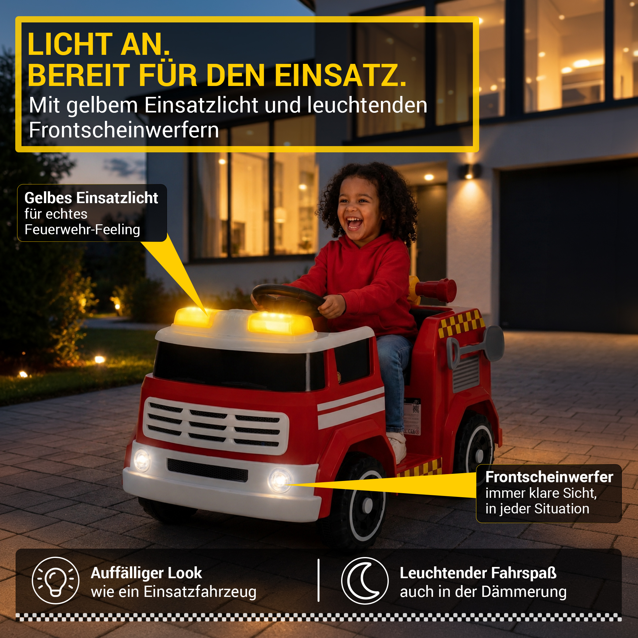 Ein lachendes Kind fährt ein rotes Spielzeug-Feuerwehrauto mit gelben Lichtern.