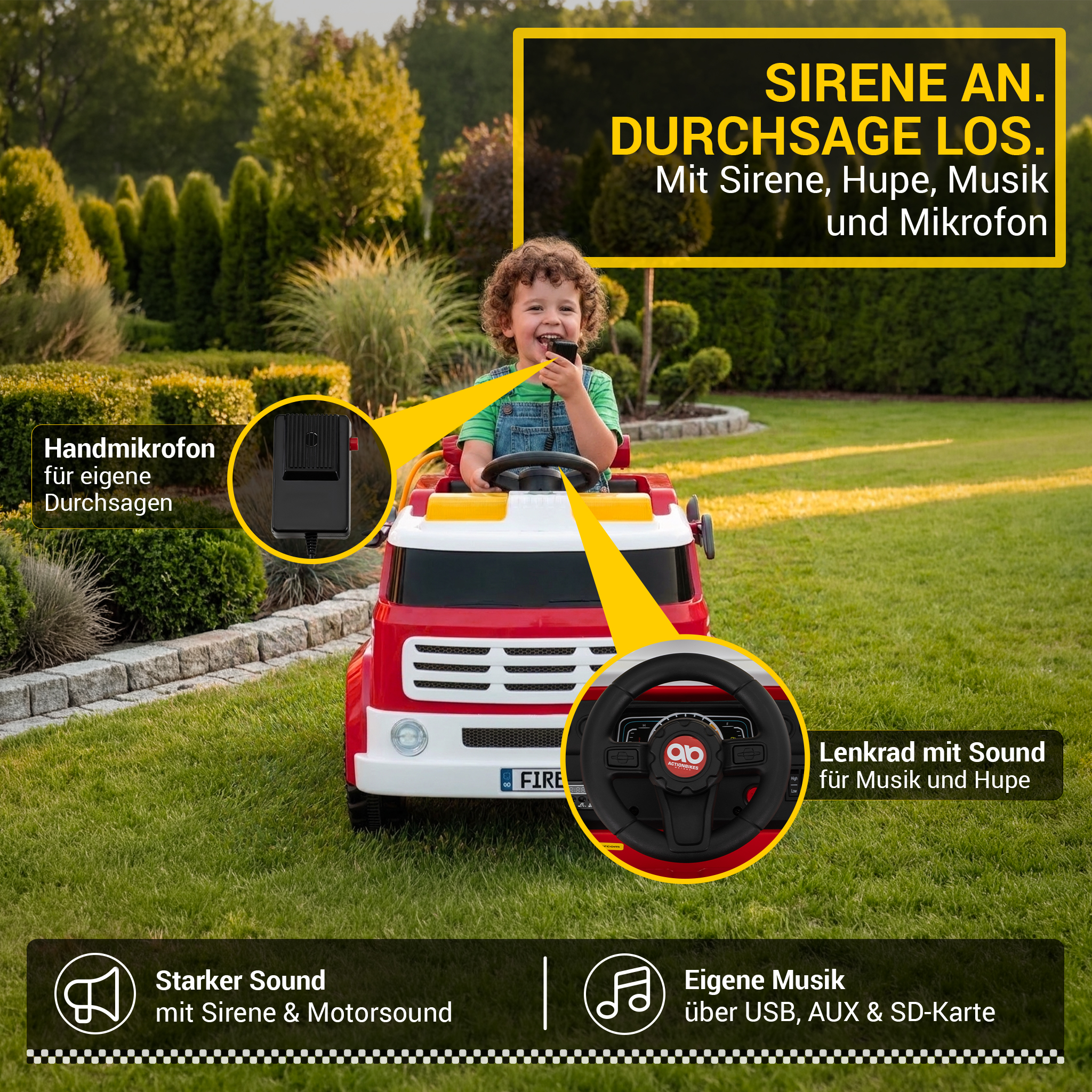 Ein Junge sitzt in einem roten Spielzeugauto und hält ein Mikrofon.