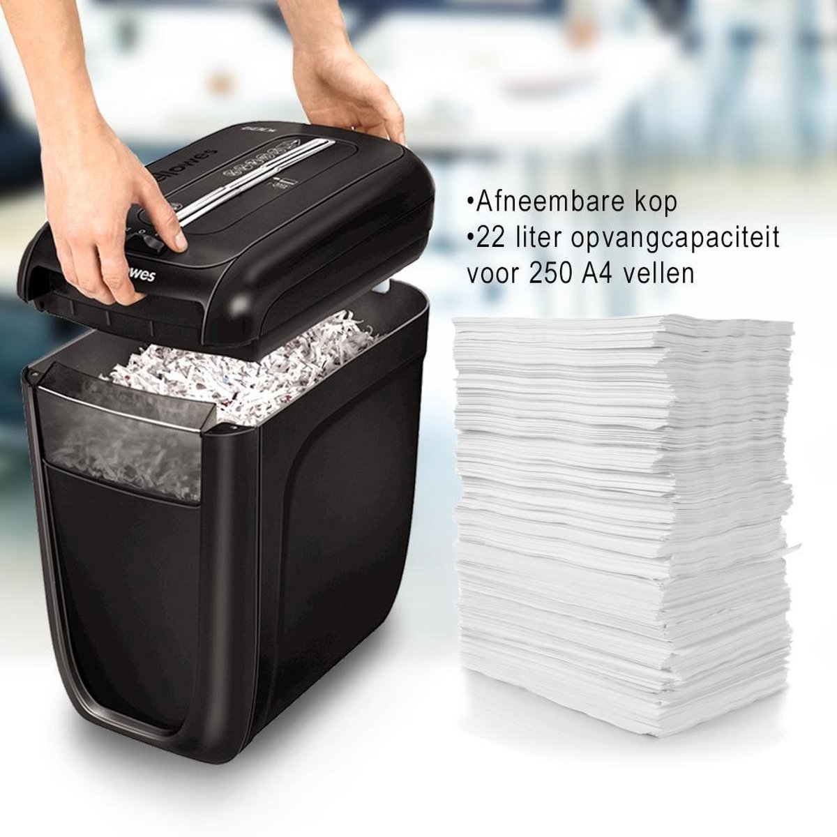 Hände entfernen den oberen Teil eines Aktenvernichters über einem vollen Behälter. Daneben ein Papierstapel.
