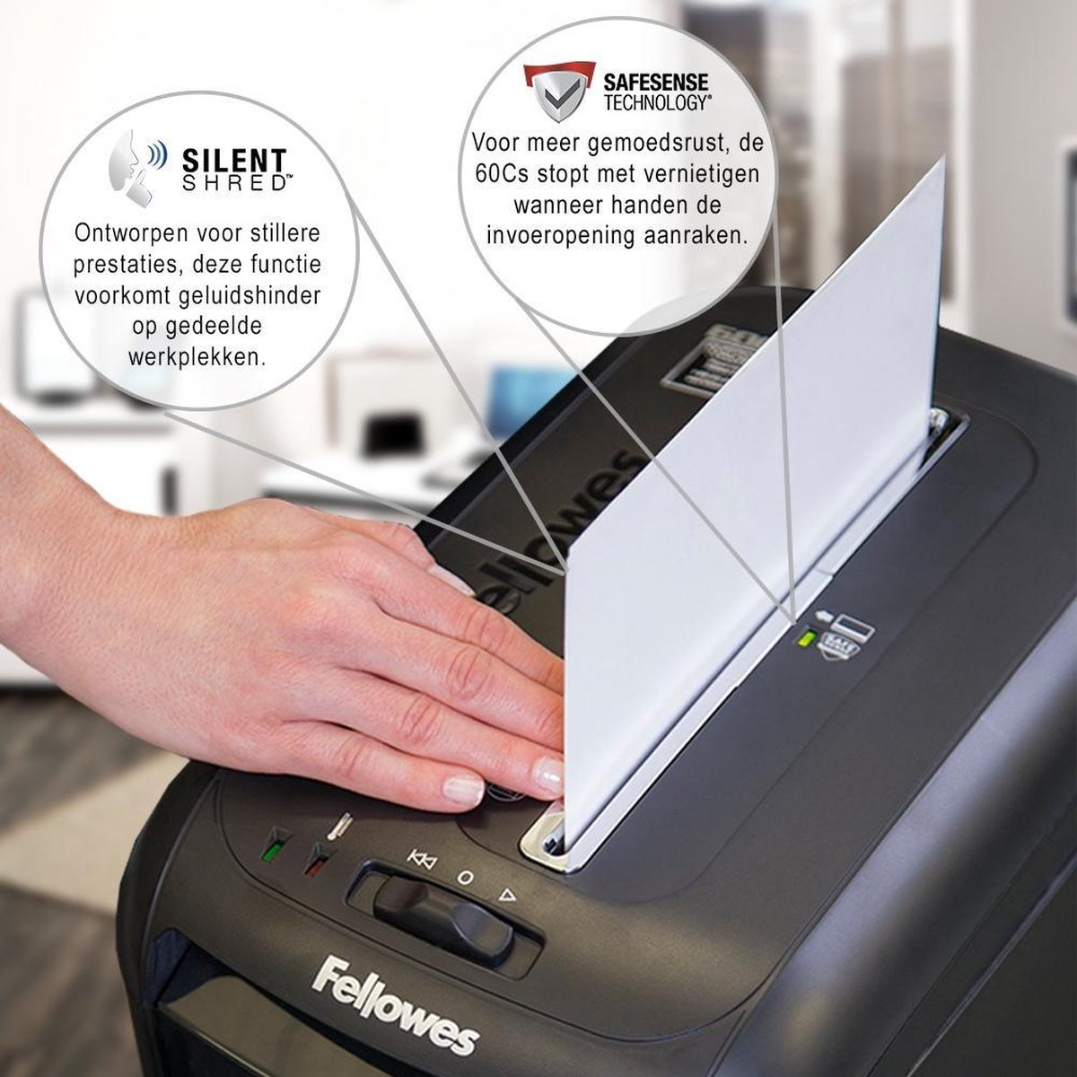 Eine Hand führt Papier in einen Fellowes Aktenvernichter mit Safesense-Technologie ein.