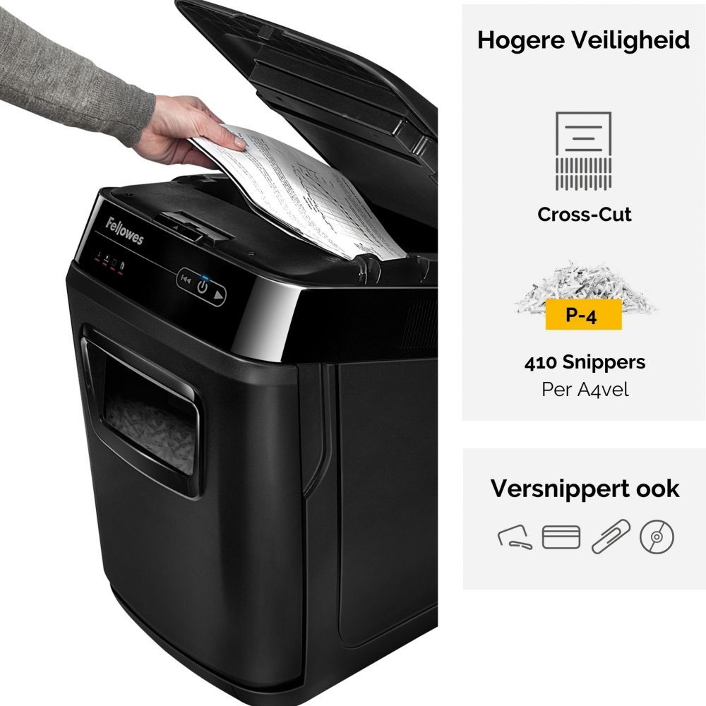 Mężczyzna niszczy papier w czarnej niszczarce Fellowes z cięciem krzyżowym.