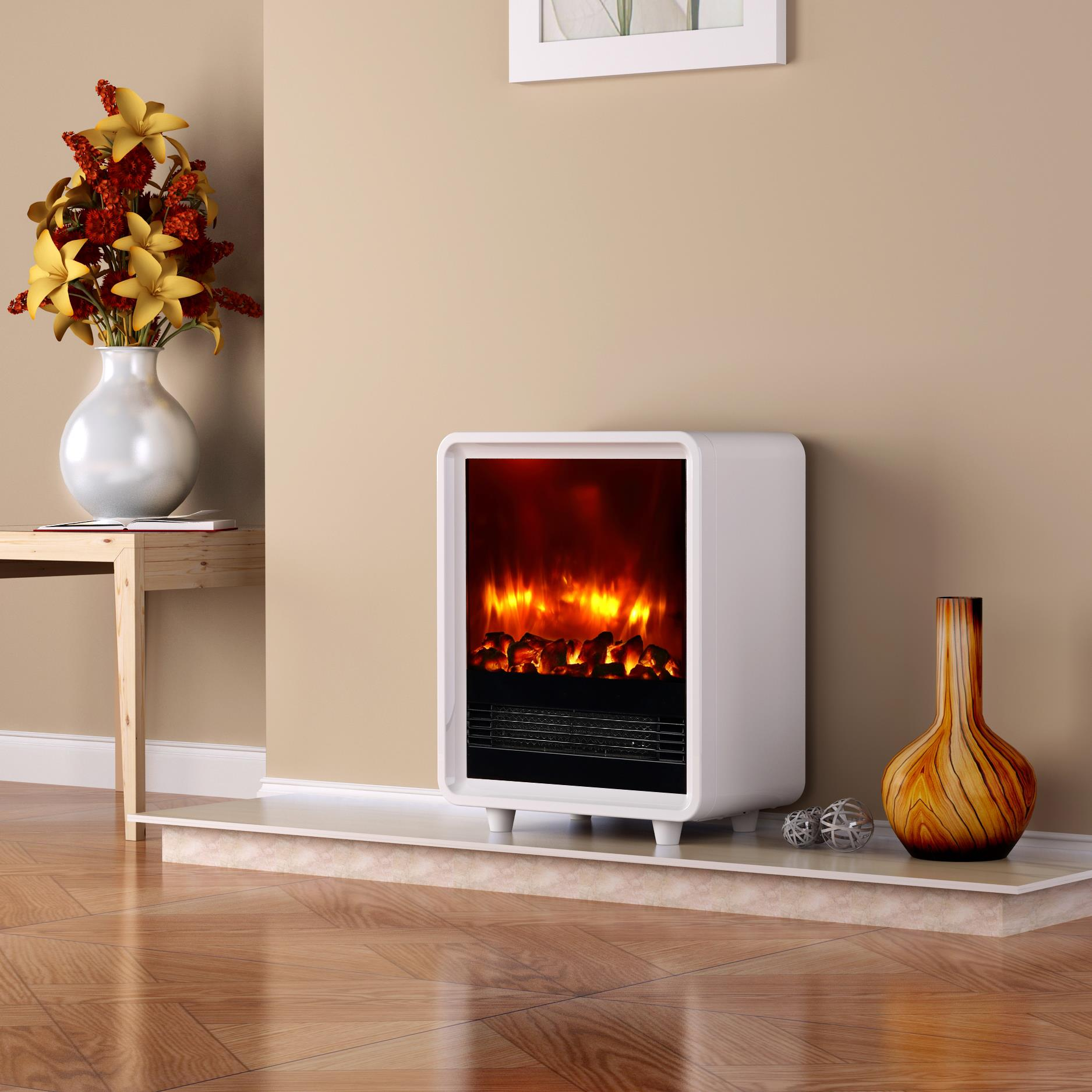 Ein weißer Kamin mit Flammen, daneben eine Vase und ein Blumenstrauß.
