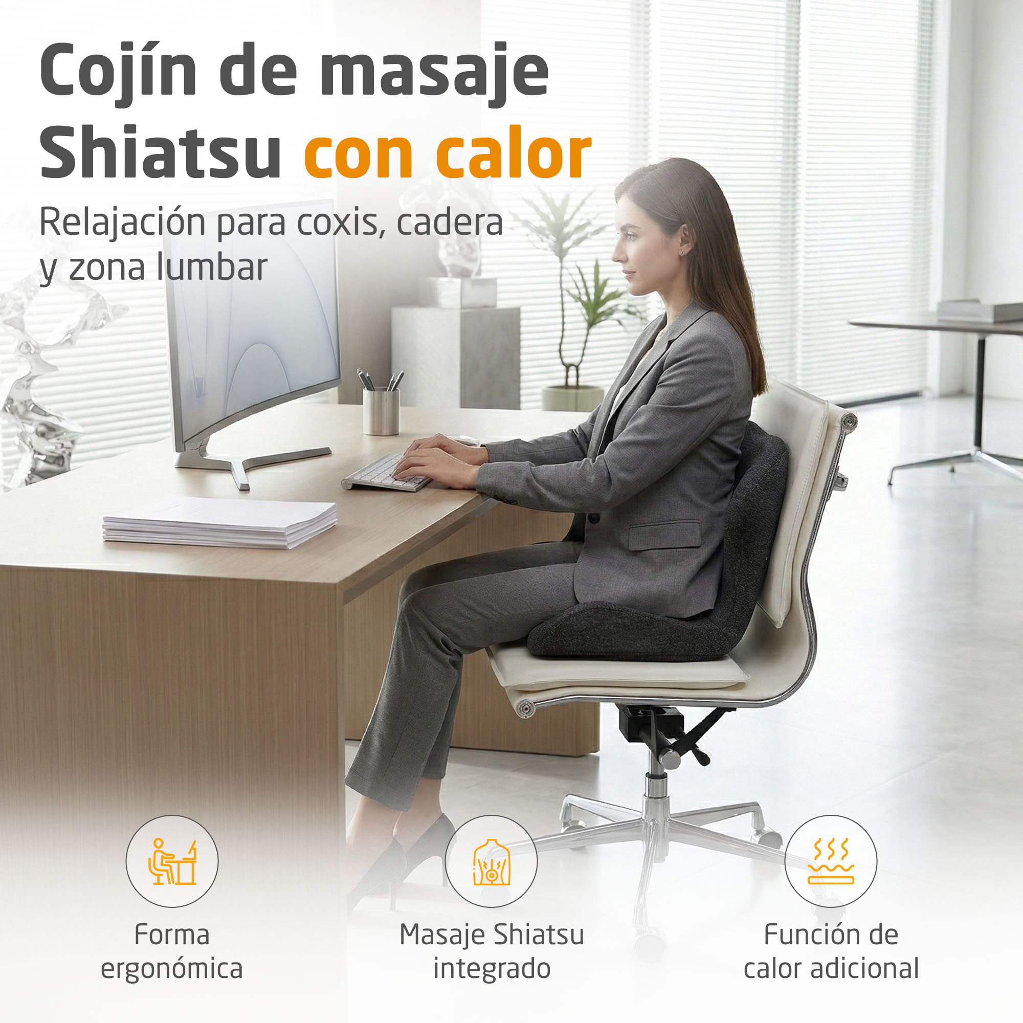 Una donna seduta a una scrivania usa un cuscino massaggiante Shiatsu con funzione di calore.