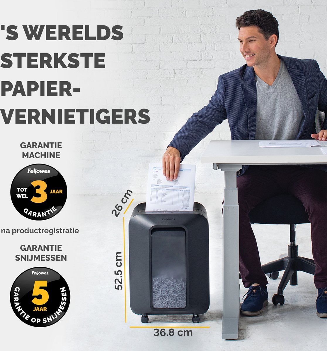 Hombre tritura papel en una trituradora Fellowes junto a un escritorio. Dimensiones.