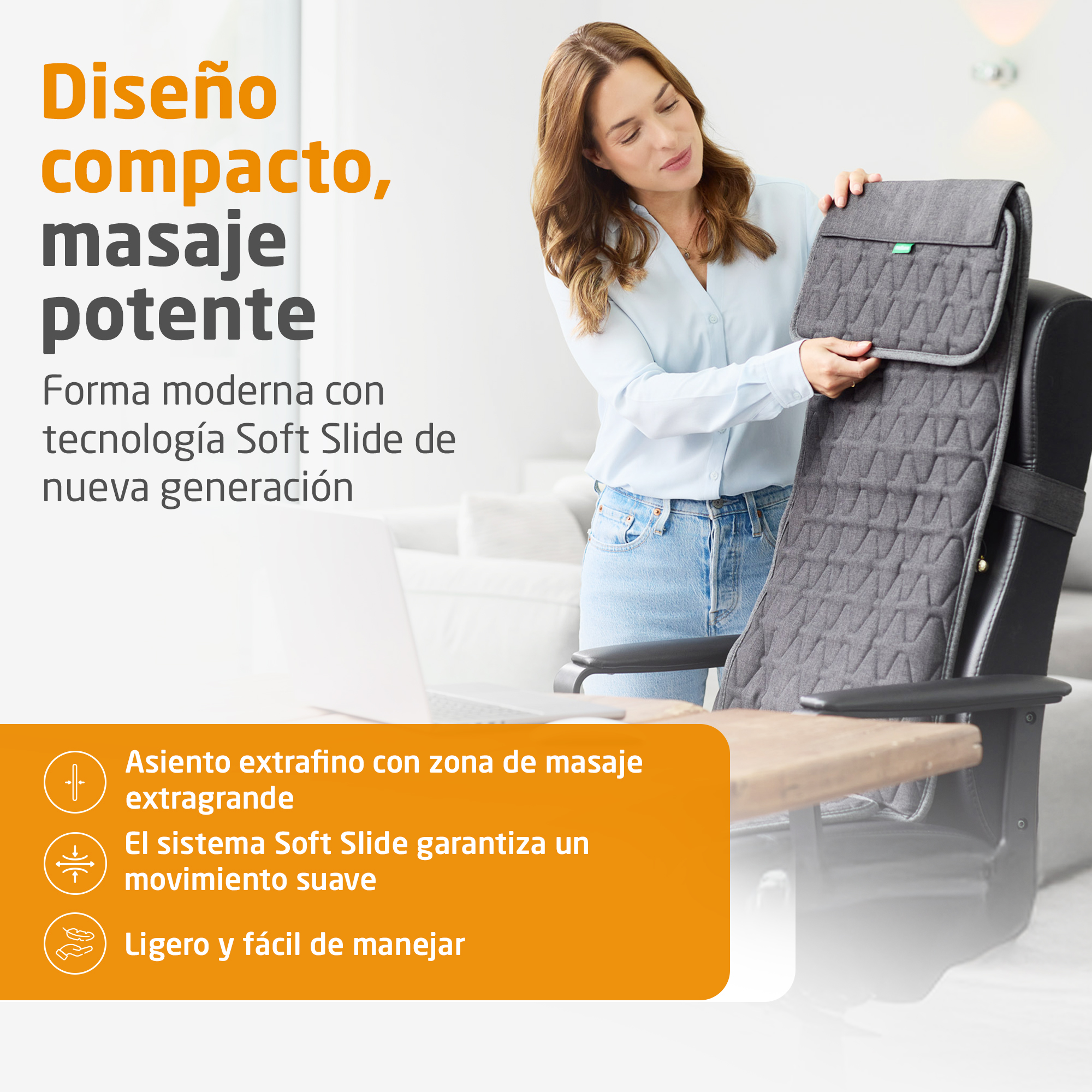 Mujer muestra una esterilla de masaje gris con diseño moderno y tecnología Soft Slide.