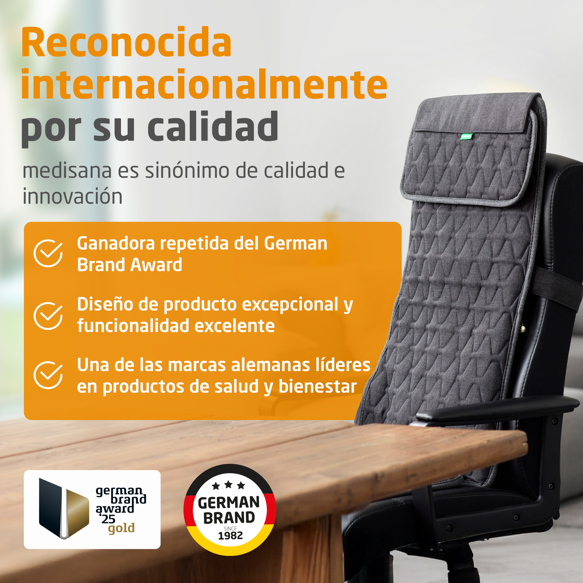 Una funda de asiento de masaje gris en una silla de oficina negra con premios.