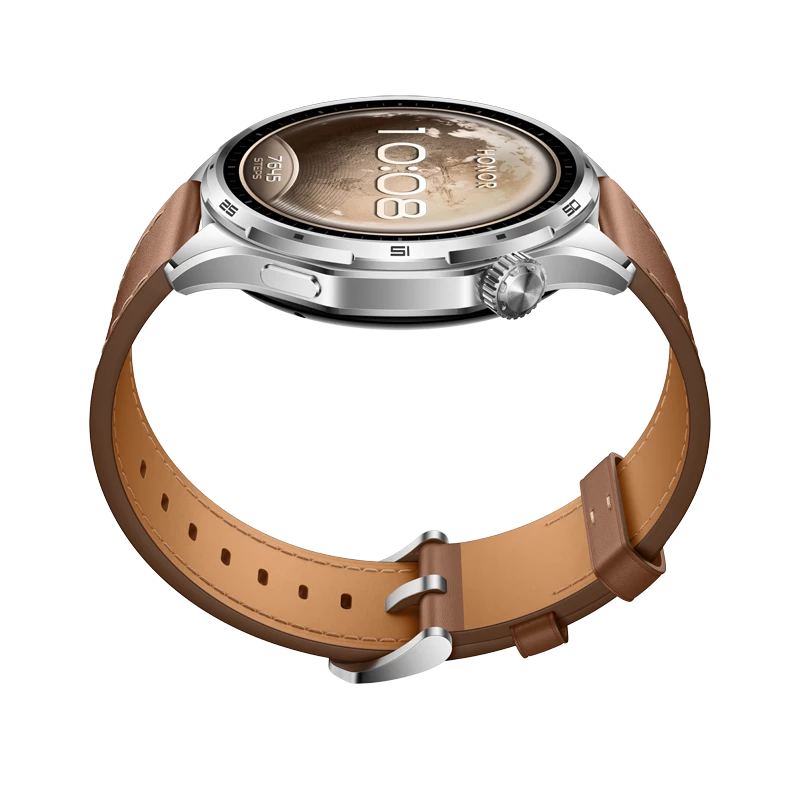 Smartwatch argento con cinturino in pelle marrone, mostra ore 10:08 e passi.
