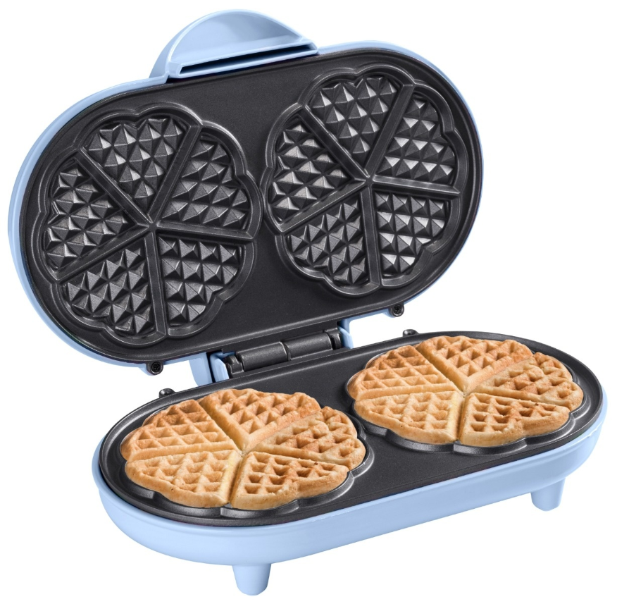 Ein hellblaues Waffeleisen mit zwei Herzform-Waffeln