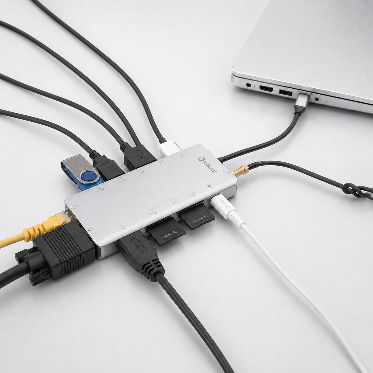 Una estación de acoplamiento plateada con muchos cables y tarjetas de memoria.
