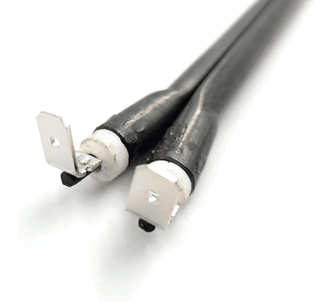 Primer plano de dos elementos calefactores negros con terminales plateados sobre fondo blanco.