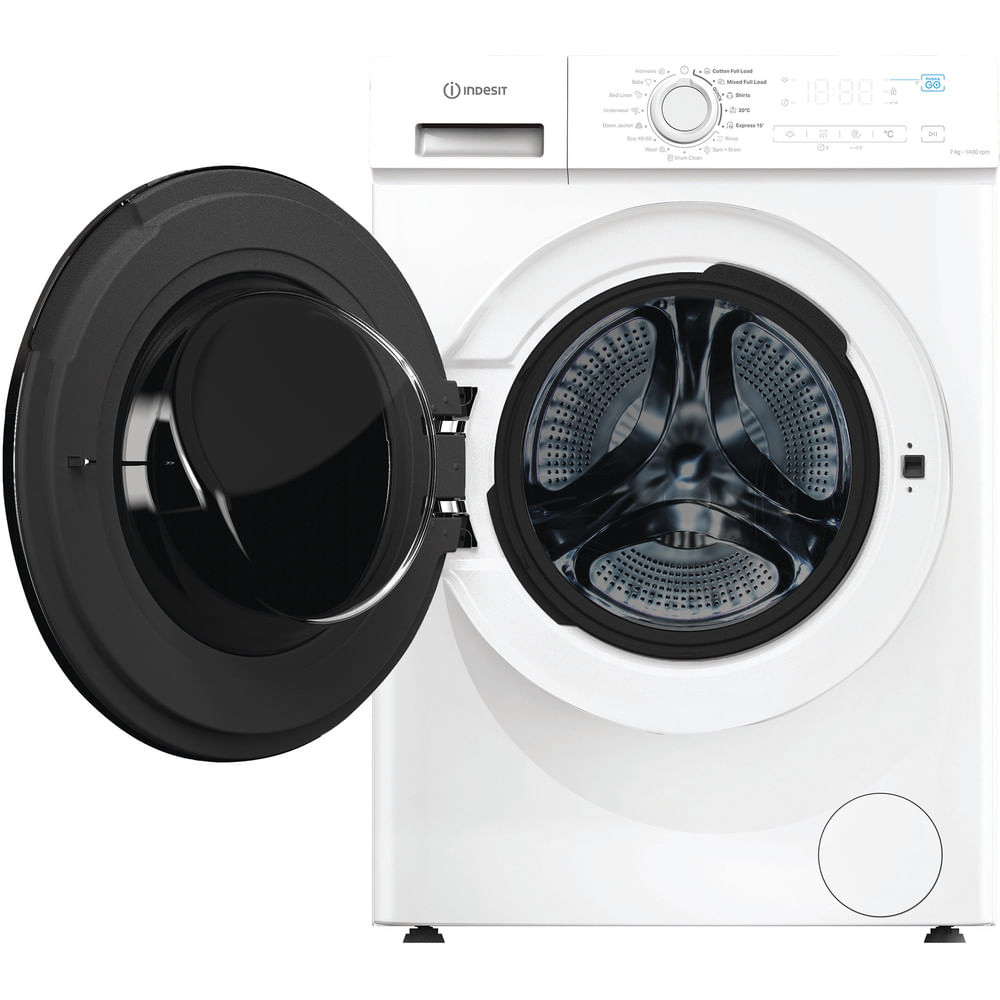 Een witte wasmachine met de deur open, de trommel is zichtbaar.