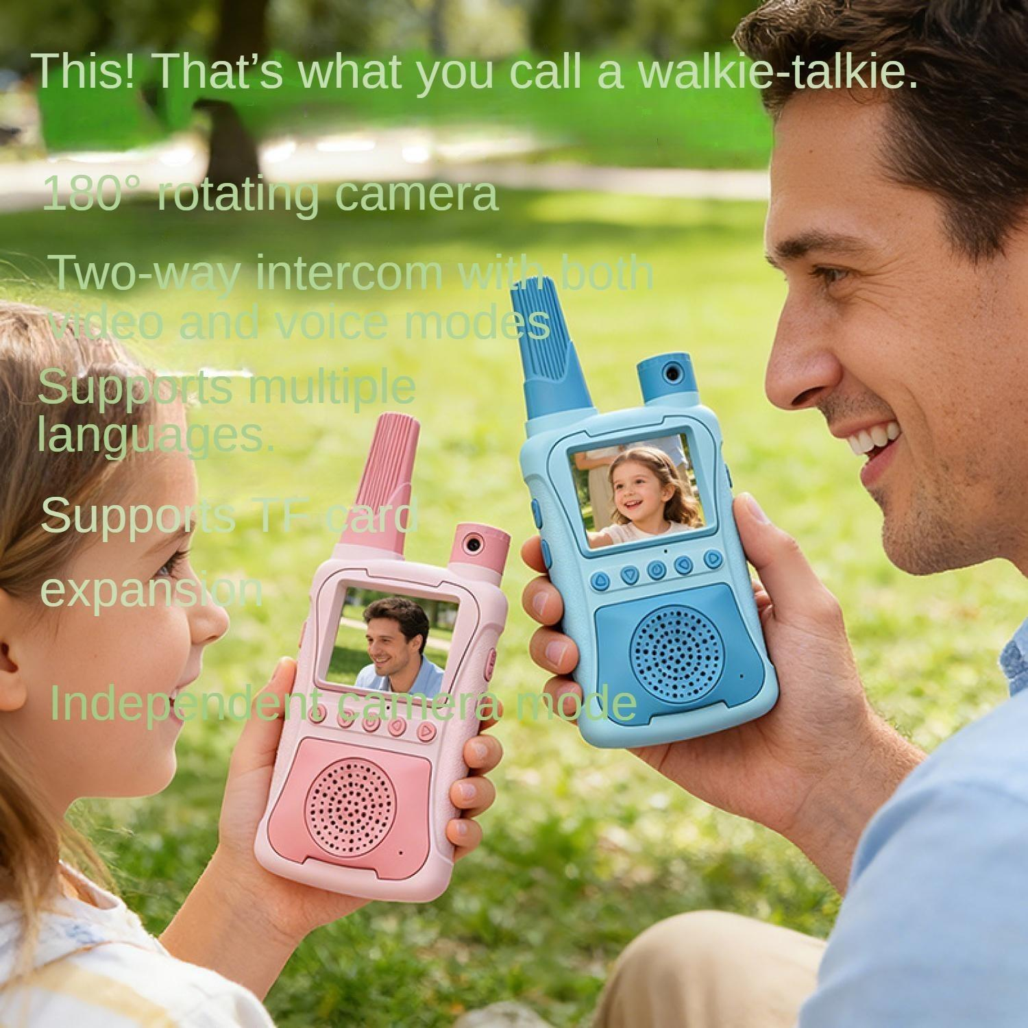 Mann und Kind halten pinke und blaue Walkie-Talkies mit Bildschirmen, die sich gegenseitig zeigen.