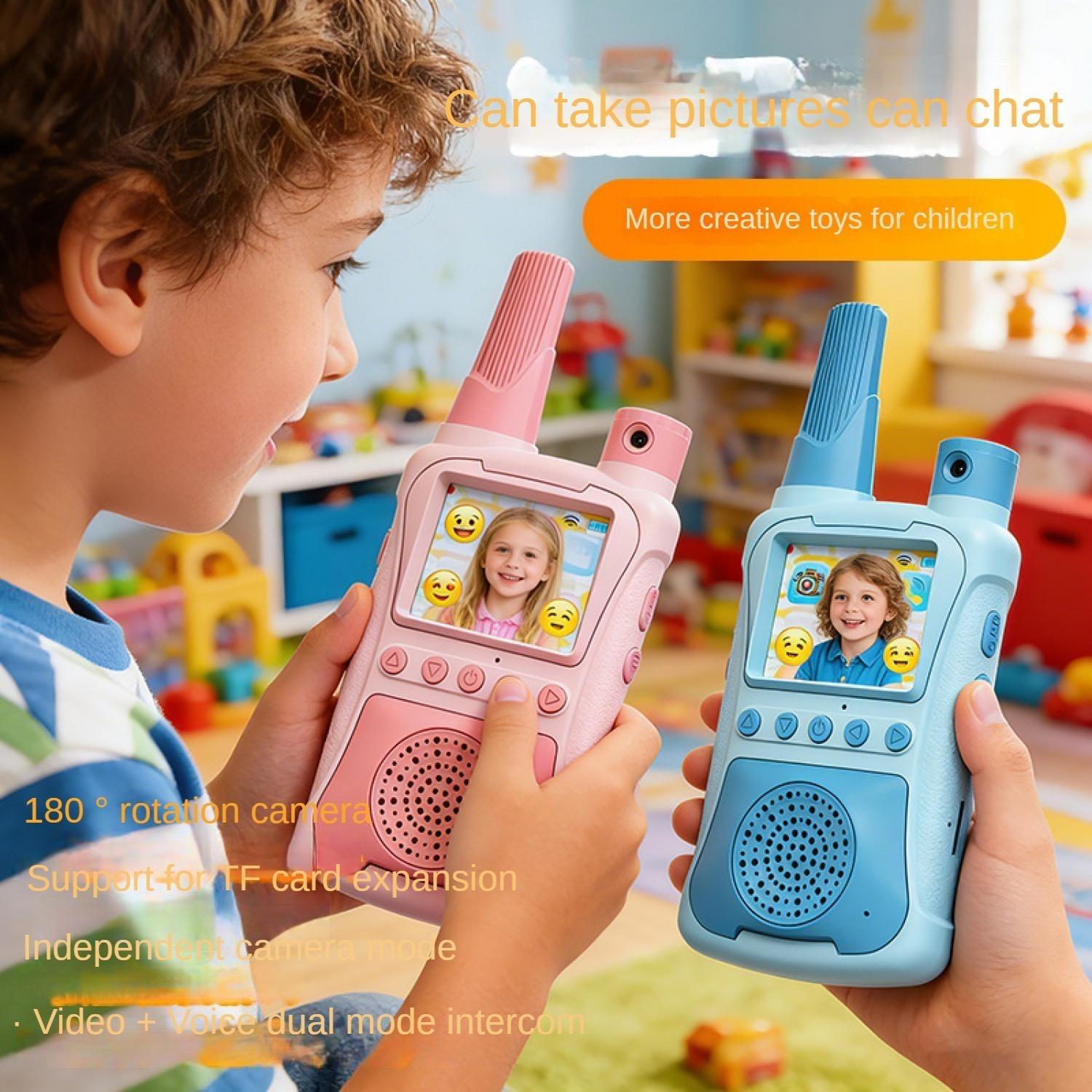 Zwei Kinder halten pinke und blaue Walkie-Talkies mit Bildschirmen, die lachende Gesichter zeigen.