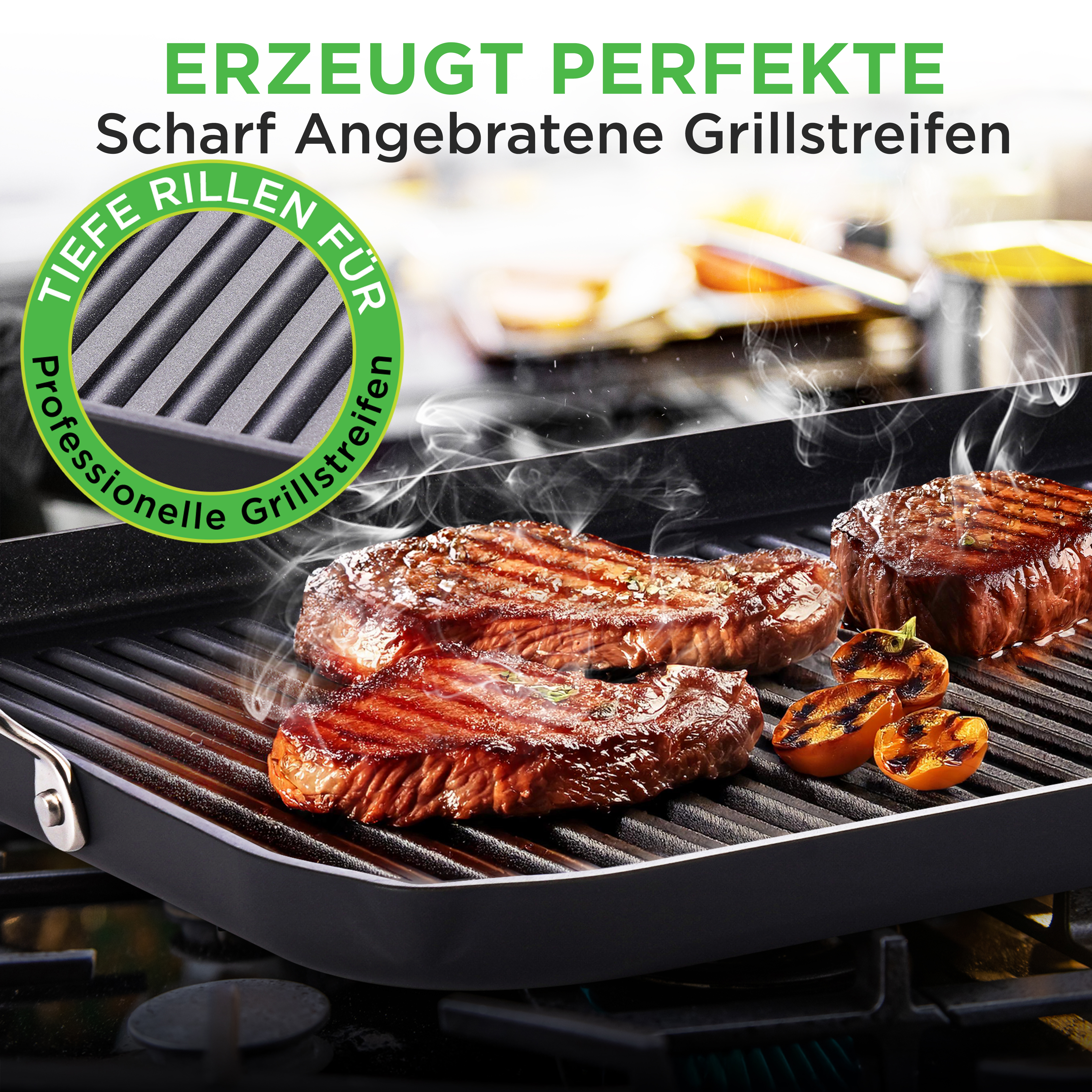 Drei saftige Steaks und Kirschtomaten brutzeln auf einem Grill.
