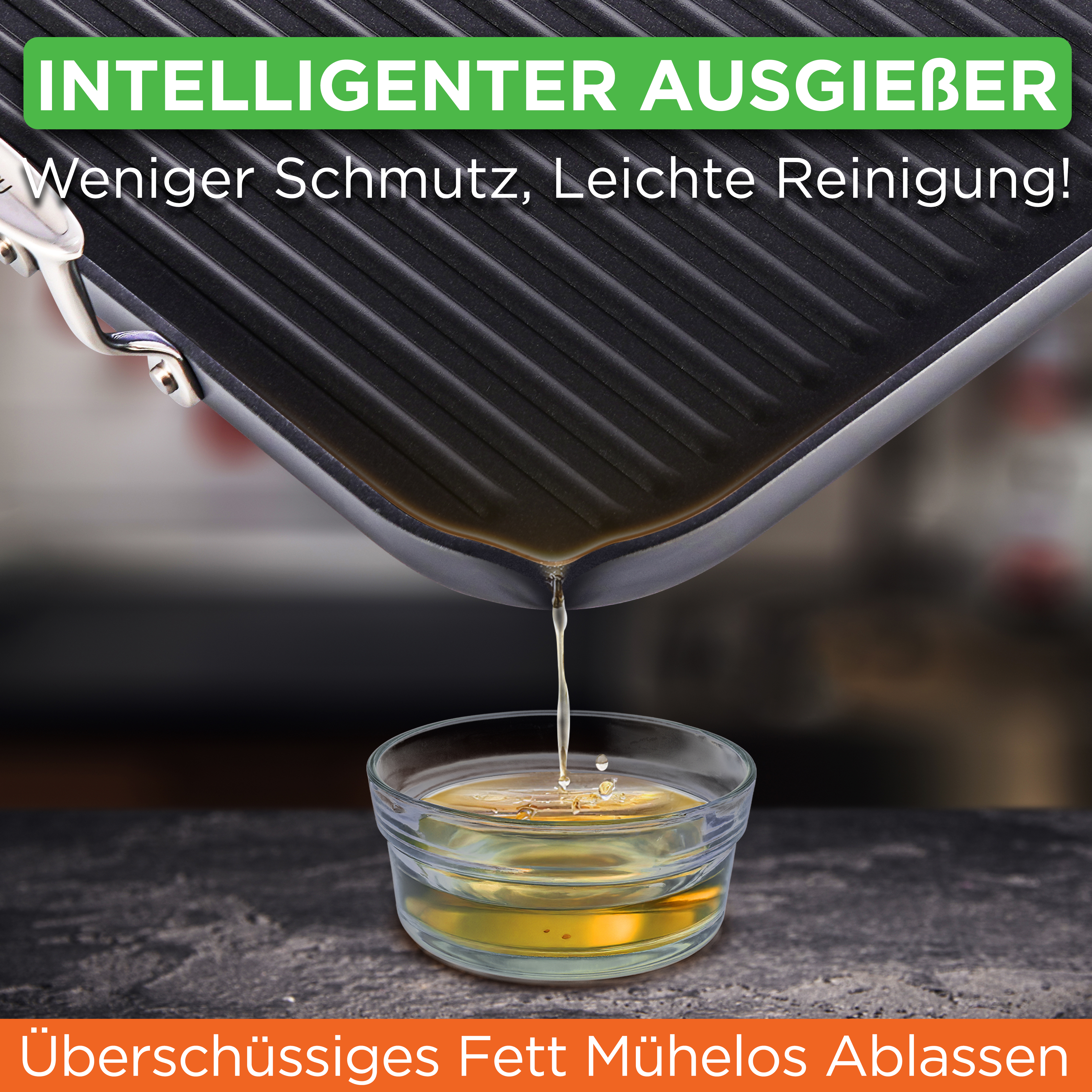 Fett fließt aus Grillpfanne in eine Glasschüssel. Intelligenter Ausgießer.