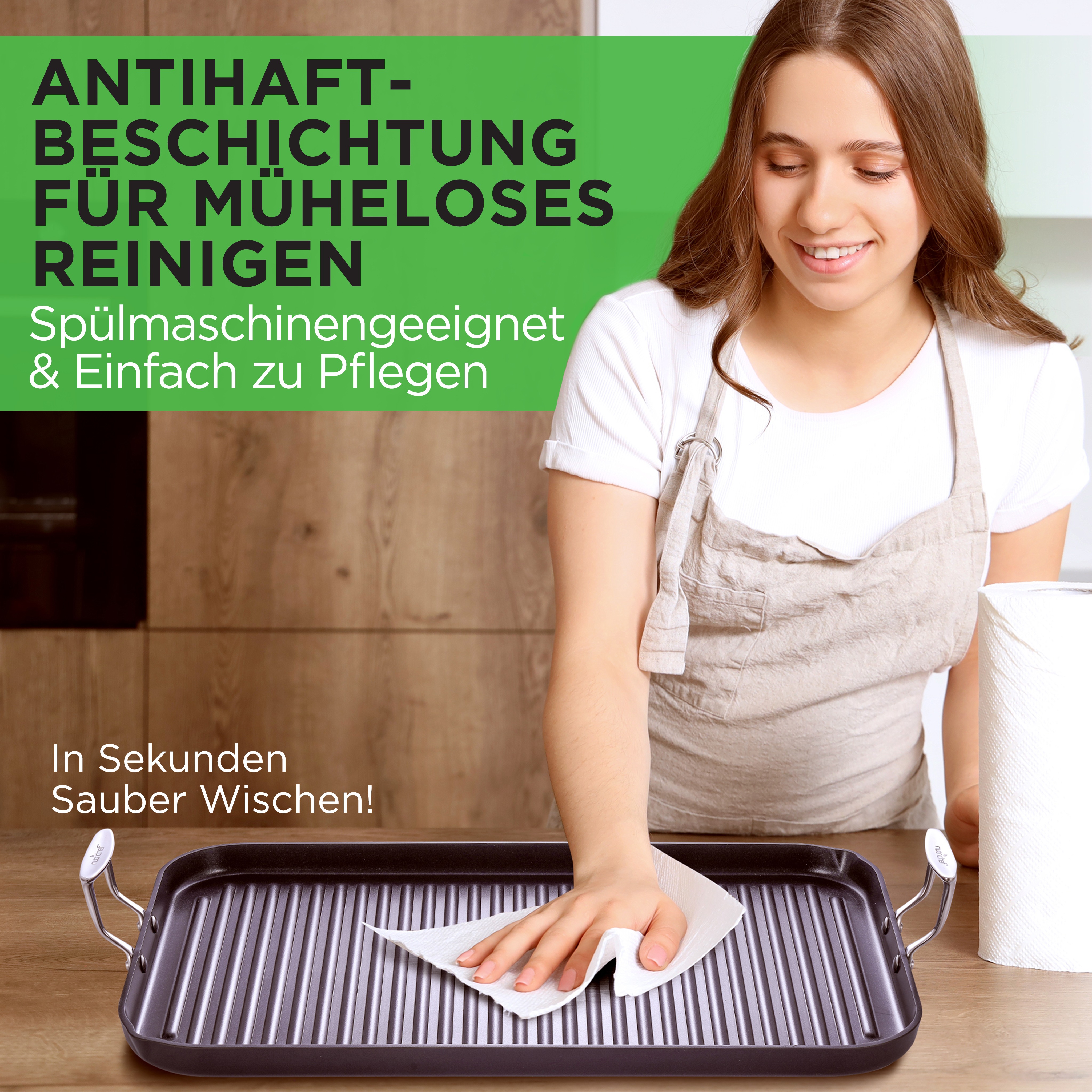Eine Frau reinigt eine Grillpfanne mit einem Küchentuch. Ein Papierrollenständer steht rechts.