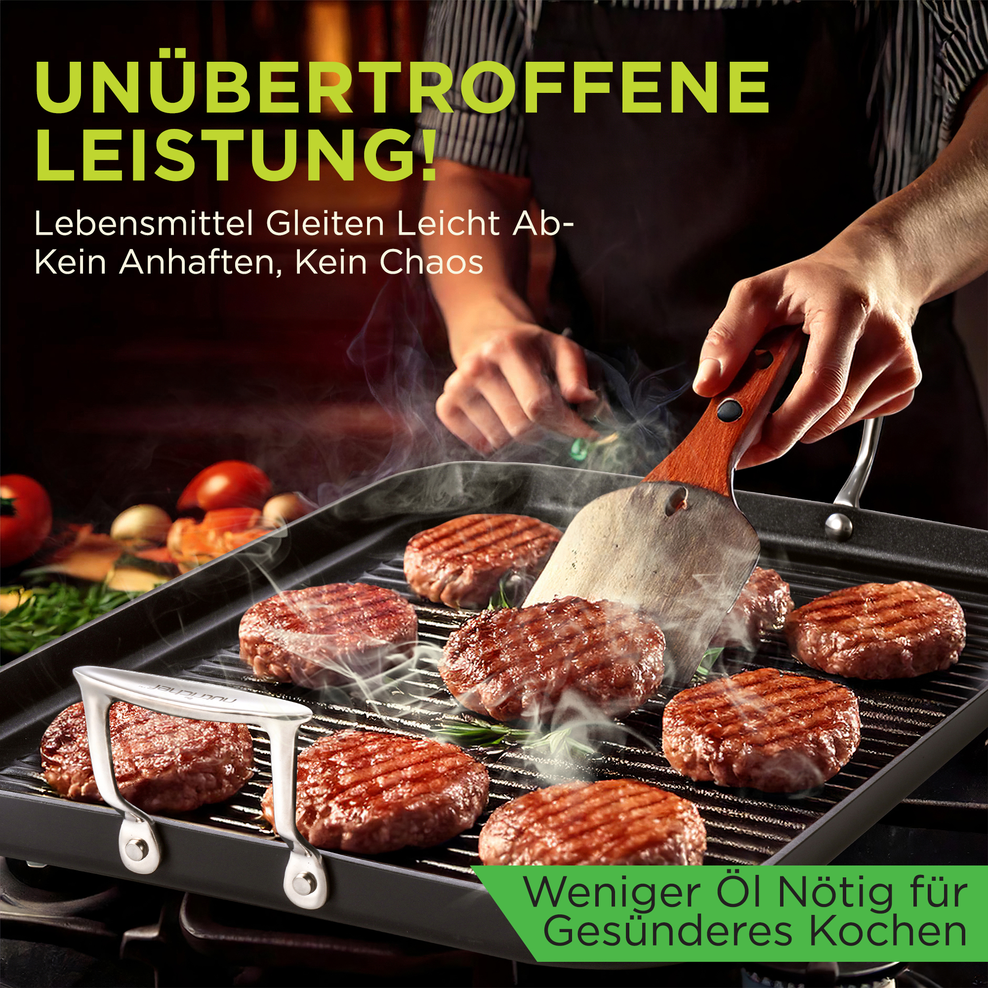 Fleischpflanzerl werden auf einem Grill gegrillt, daneben liegen Gemüse und eine Person benutzt einen Pfannenwender.