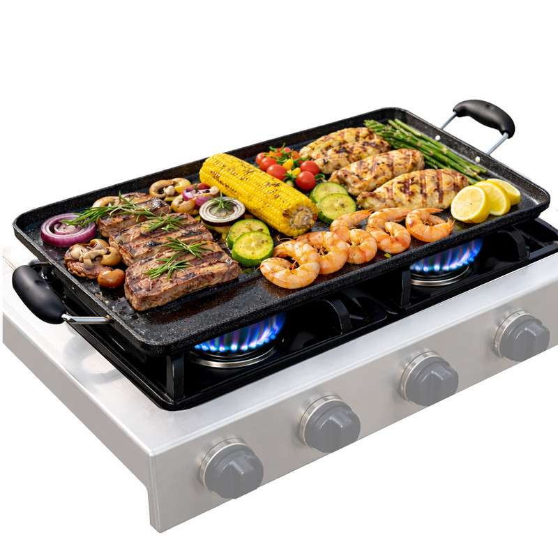 Fleisch, Garnelen, Mais und Gemüse werden auf einem Grill über blauen Flammen gegrillt.
