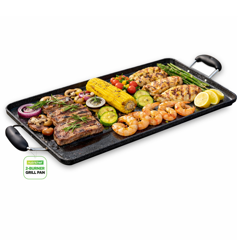 Grillplatte mit Steak, Garnelen, Hähnchen, Mais, Spargel und Zitronenscheiben.