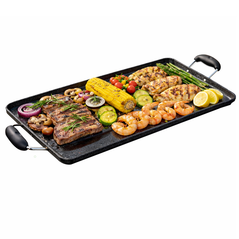 Grillplatte mit Steak, Garnelen, Hähnchen, Mais, Gemüse und Zitronenspalten.