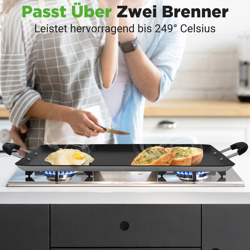 Ein Paar kocht in einer Küche, ein Ei und Brot werden auf einem Grill gebraten.