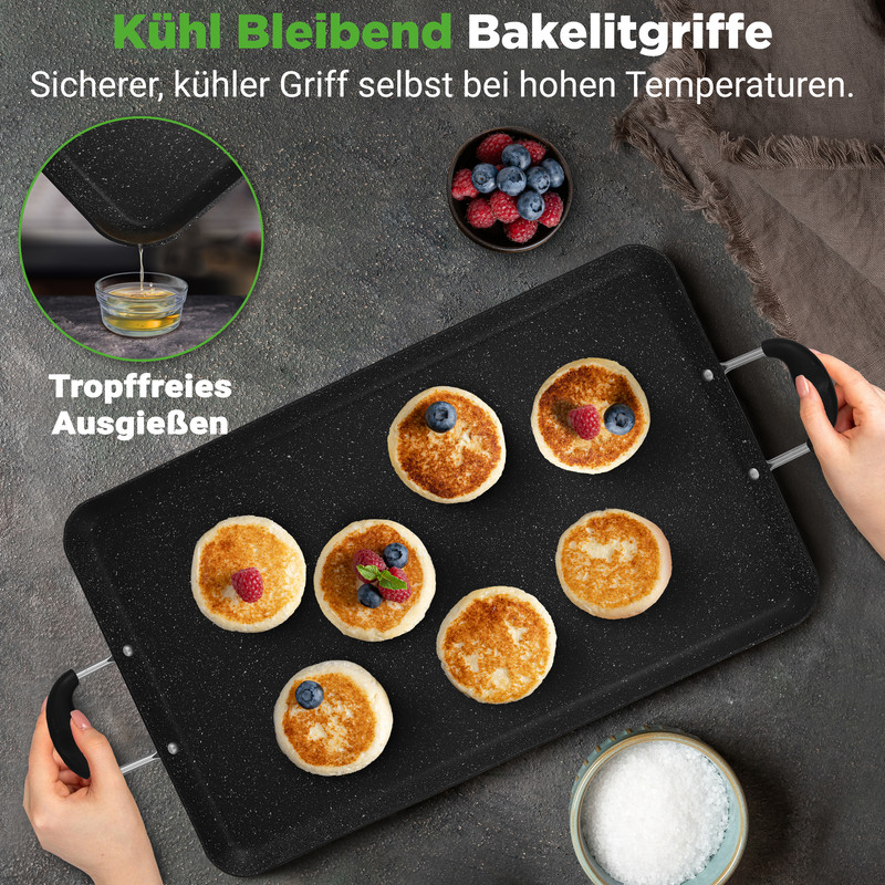 Ein rechteckiger Grill mit Pfannkuchen, Beeren und Zutaten.