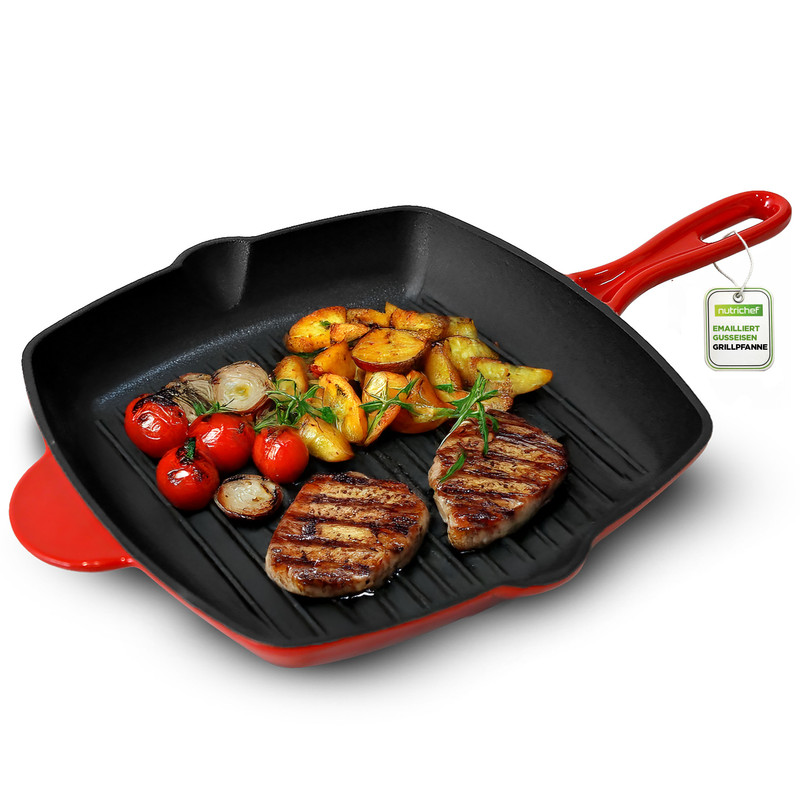 Zwei Steaks mit Kartoffeln und Tomaten in einer Grillpfanne.