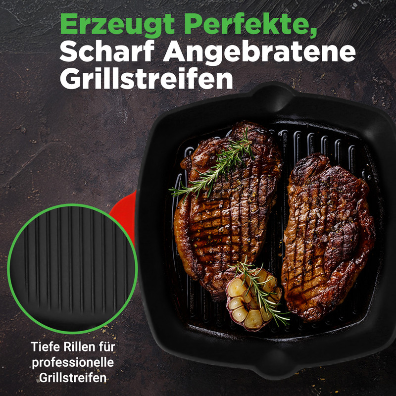 Zwei perfekt gegrillte Steaks in einer Pfanne mit Rosmarin und Knoblauch.