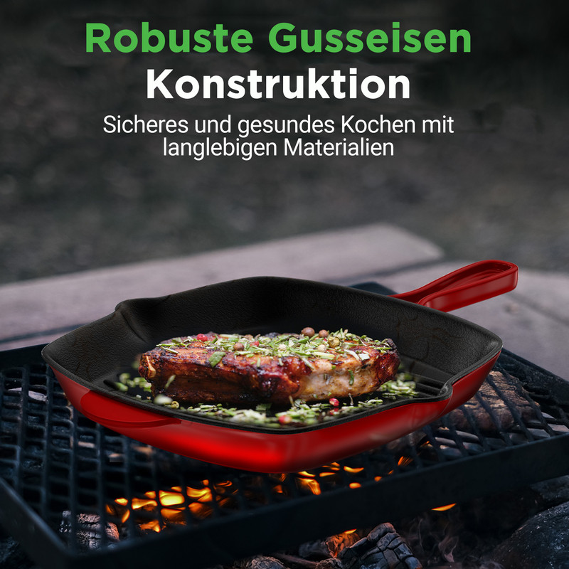 Rohe Bratpfanne mit Steak auf dem Grill, über Flammen, mit Text.