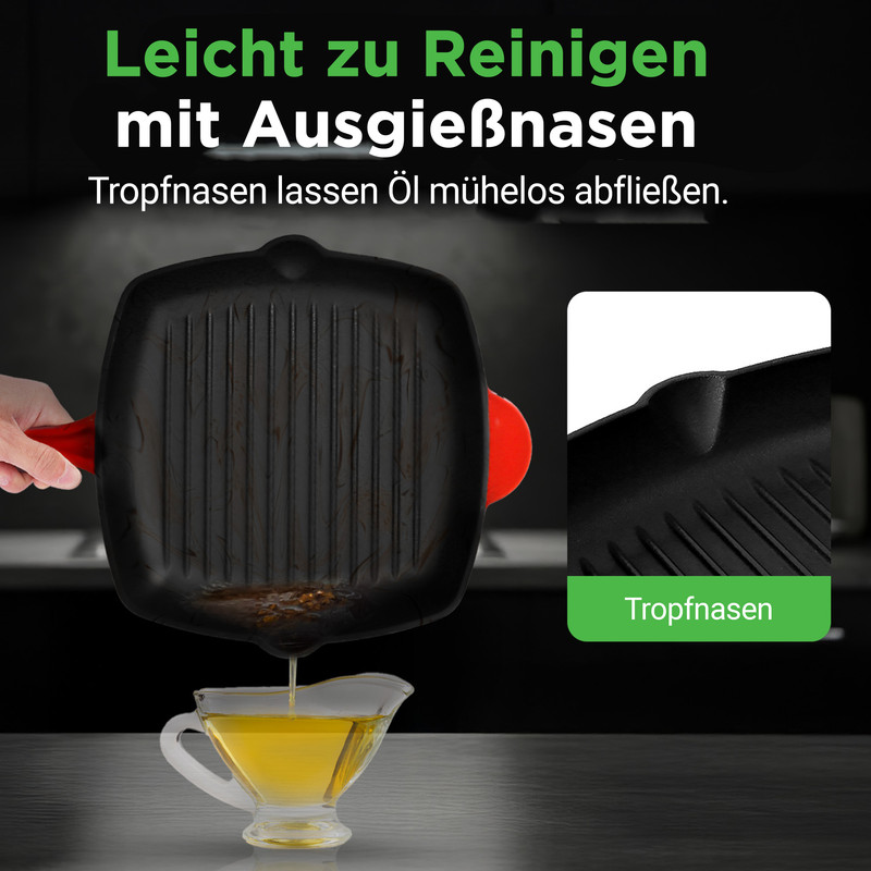 Eine Bratpfanne mit Ausgießnasen, die Öl in eine Glas-Soßenkanne gießt.