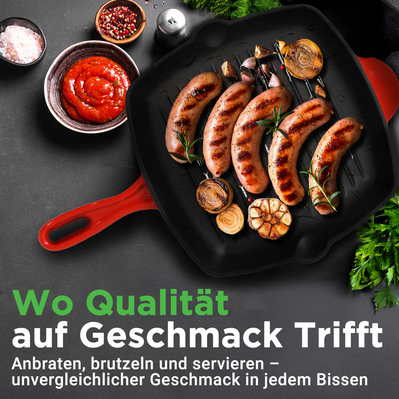 Würstchen, Zwiebeln und Knoblauch in einer Grillpfanne mit rotem Griff, Ketchup und Gewürzen.