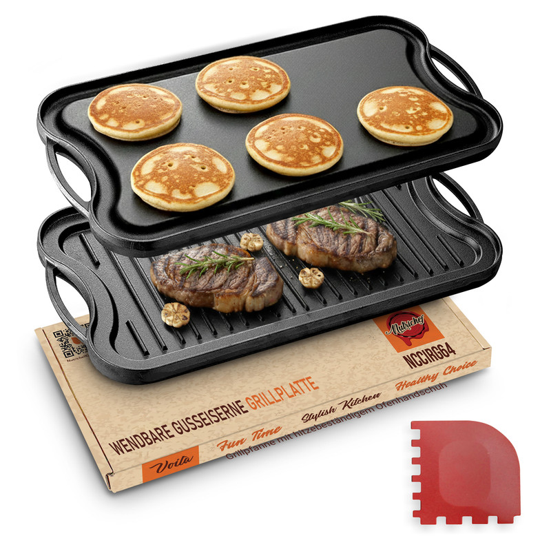 Gusseiserne Grillplatte mit Steaks und Pfannkuchen, mit Verpackung und Schaber.