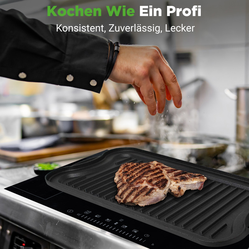 Ein Koch würzt ein Steak auf einem Grill in einer Küche.