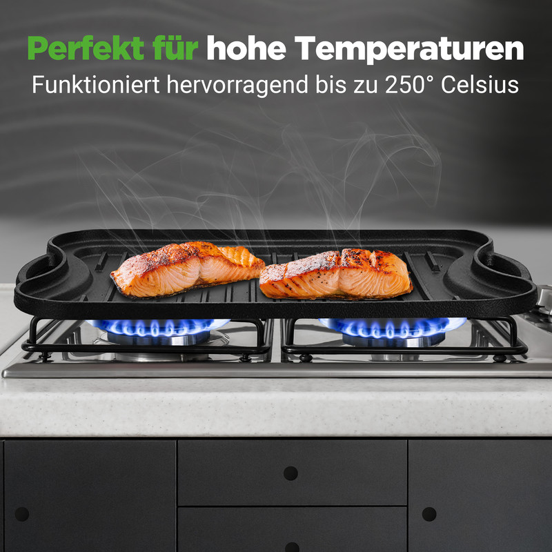 Zwei Lachsfilets auf einem Grill über blauen Gasflammen, rauchend.