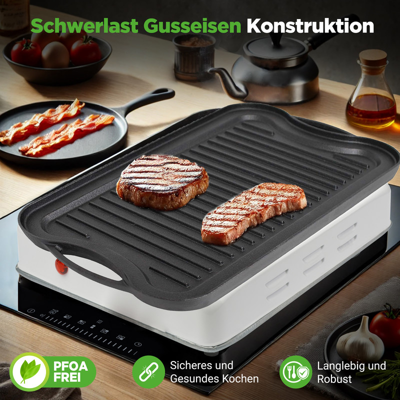 Zwei Steaks auf einem Grill mit Speck im Hintergrund.