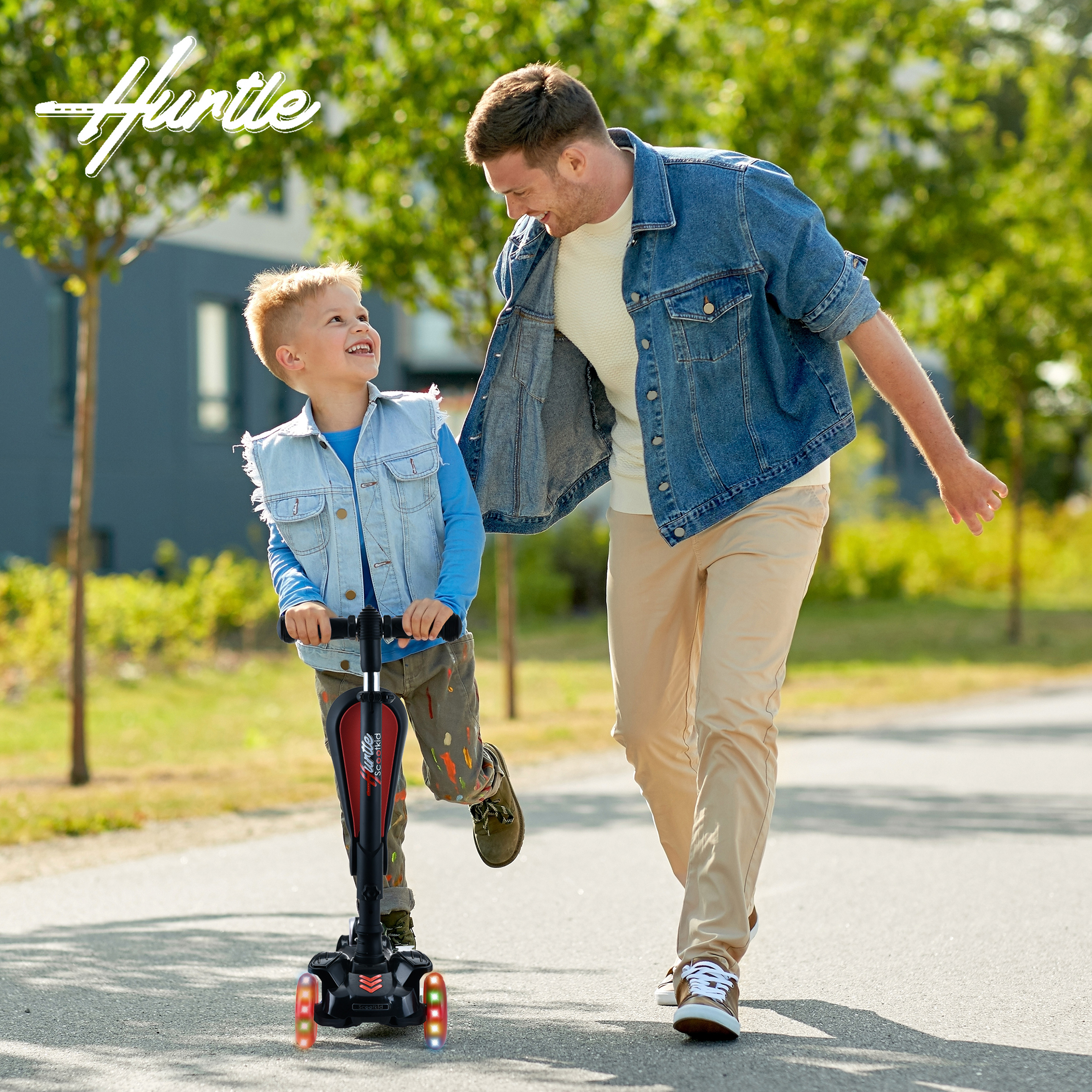 Ein Mann mit einem Jungen auf einem Roller im Freien.