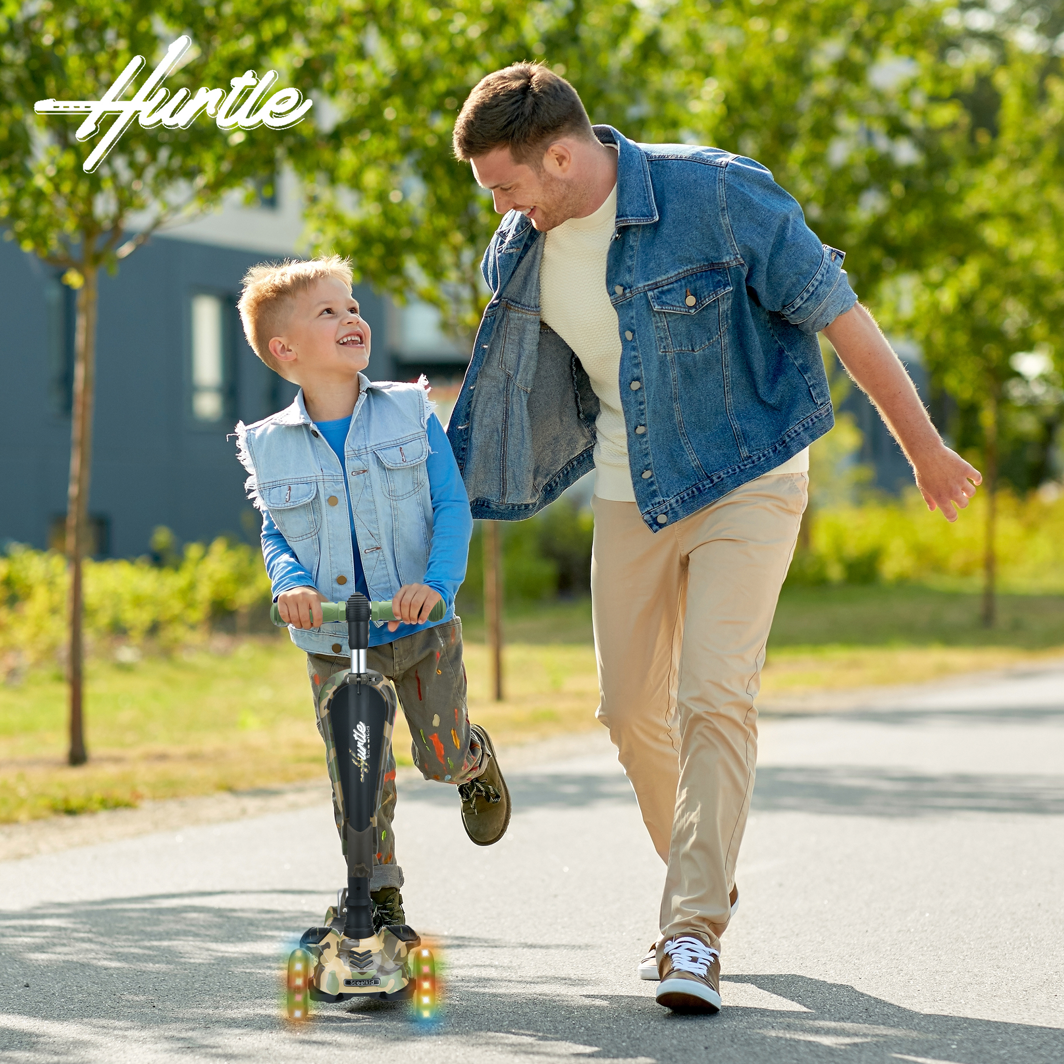 Ein Mann geht neben einem Jungen auf einem Roller mit Lichtern.