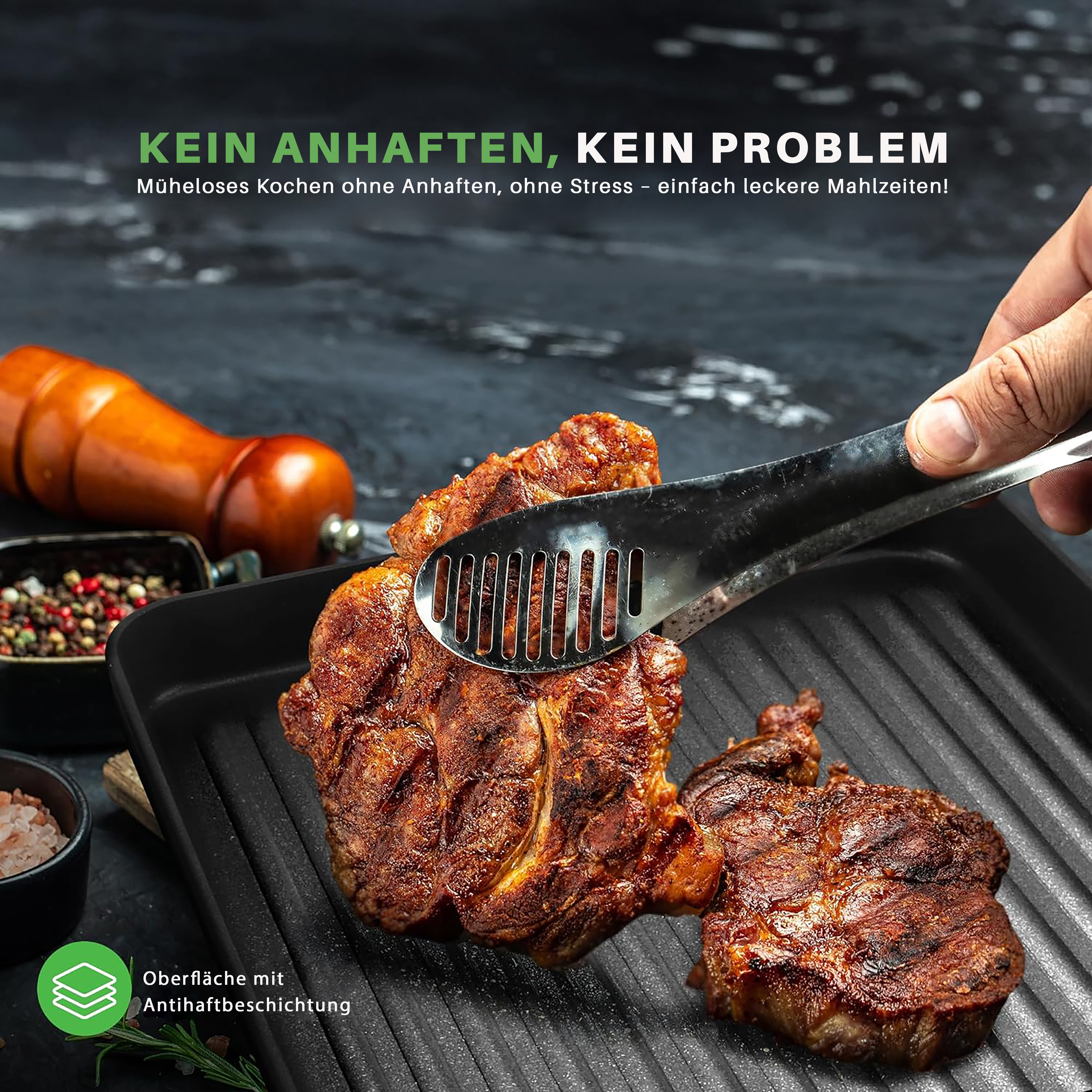 Zwei gebratene Steaks werden mit einer Zange aus einer Grillpfanne genommen.