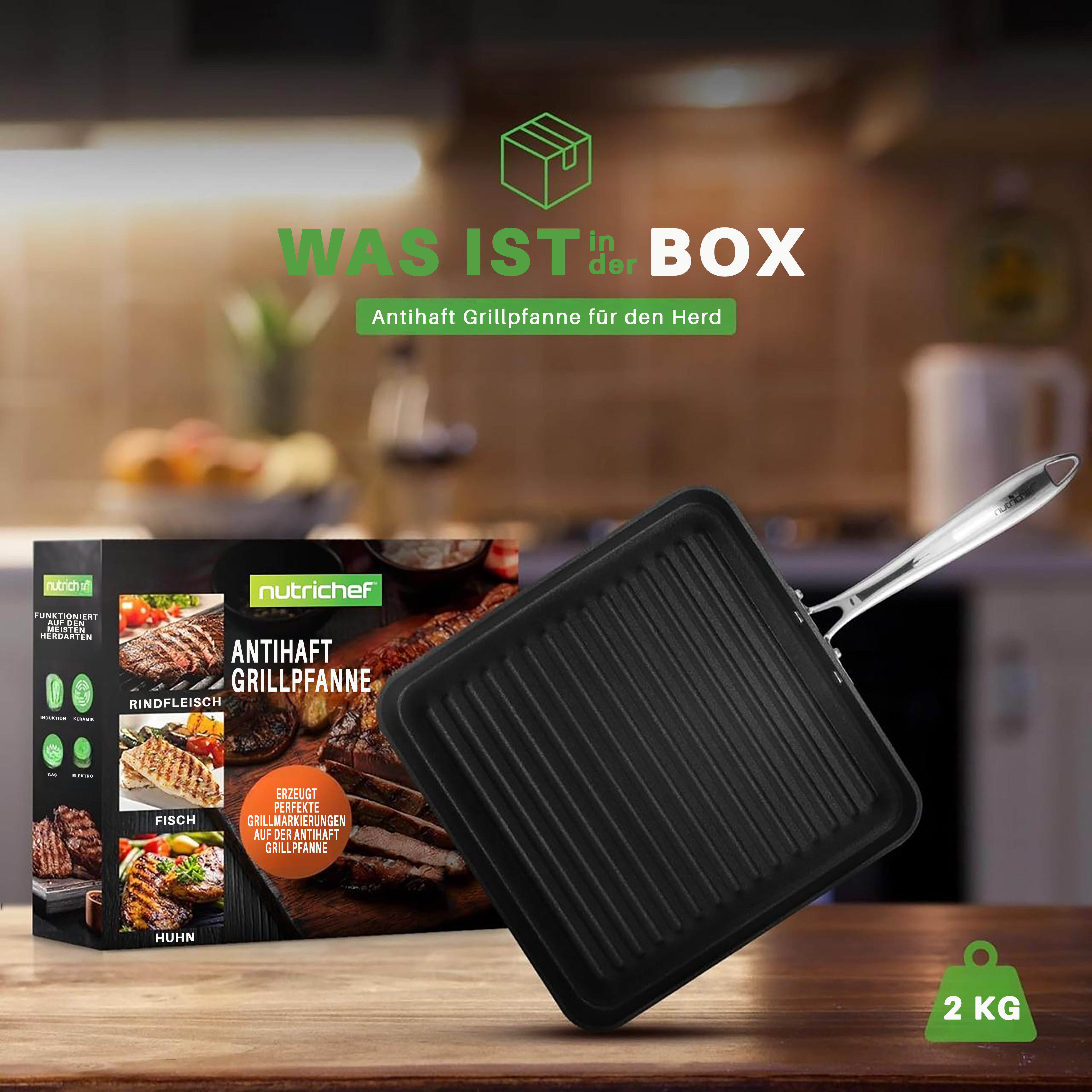 Eine schwarze Grillpfanne mit silbernem Griff steht auf einem Holztisch neben einer Produktverpackung.