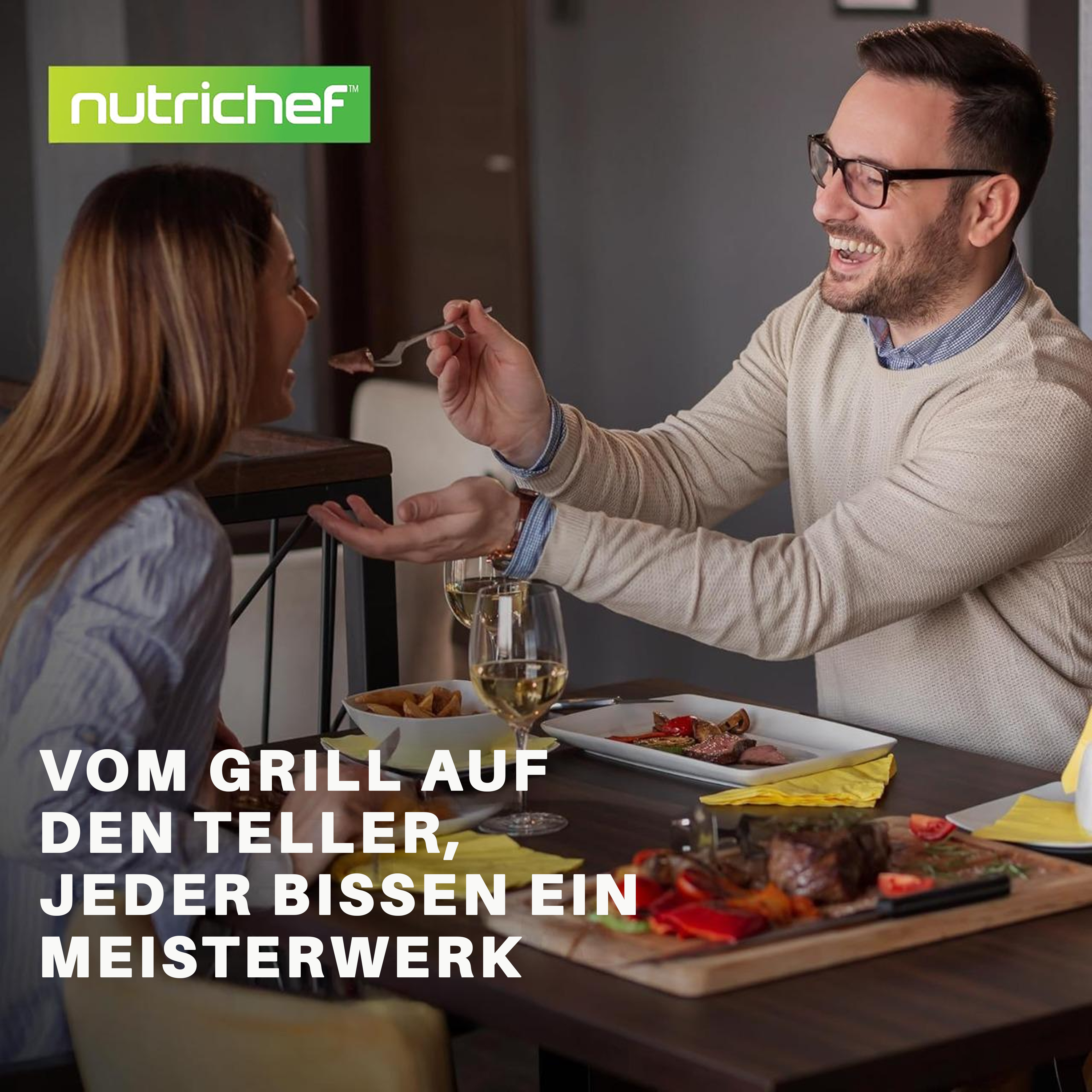 Mann füttert Frau mit Gabel. Fleisch und Gemüse auf dem Tisch.