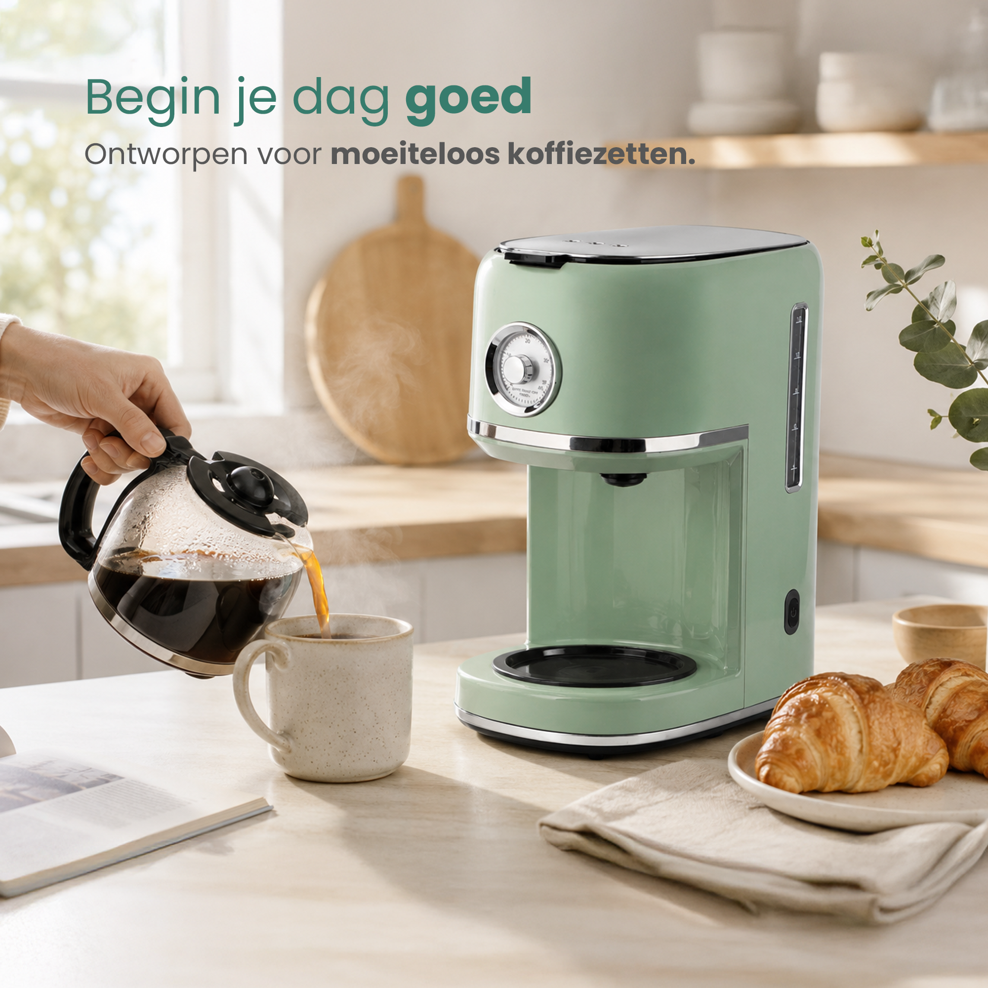 Een groene koffiezetapparaat zet koffie in een mok. Croissants liggen ernaast.